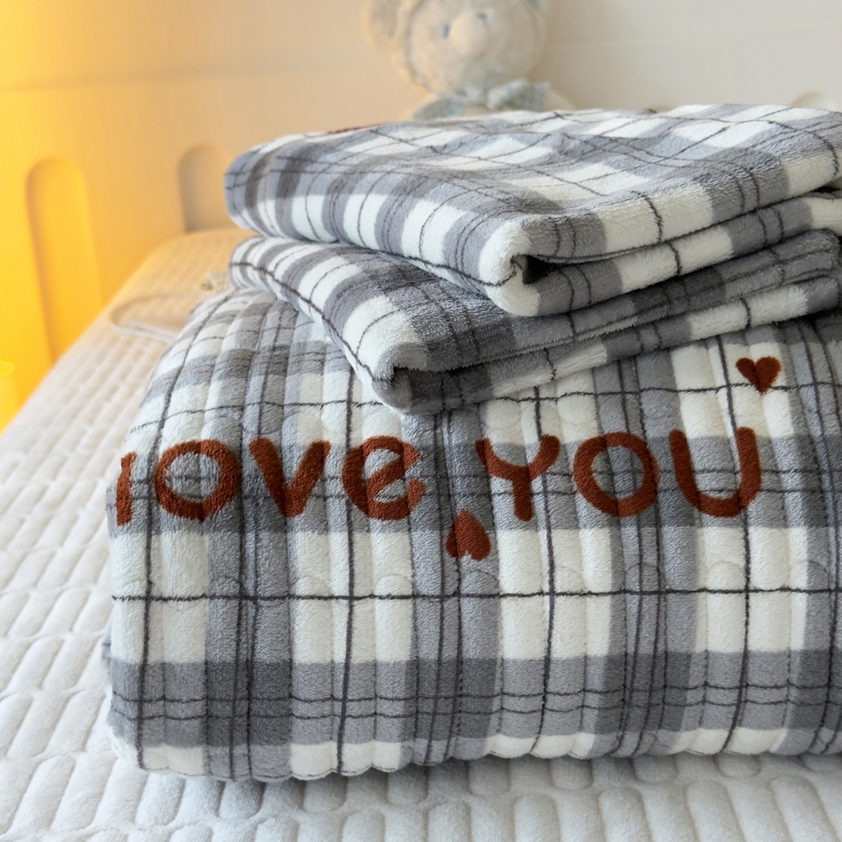 金泰莱 2025新款高克重牛奶绒夹棉印花床盖 拉菲格