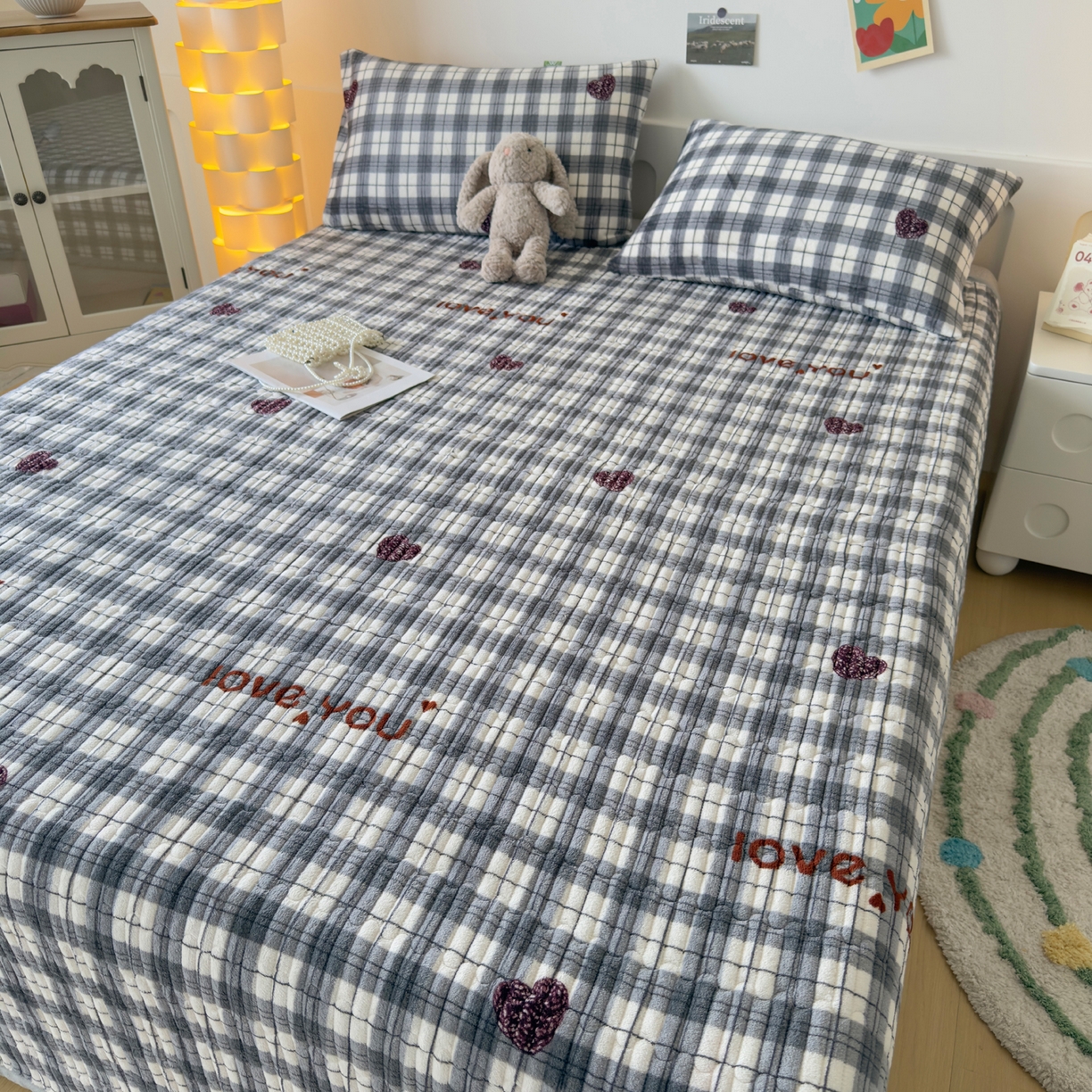 91家纺网 家纺一手货源 找家纺 金泰莱 2025新款高克重牛奶绒夹棉印花床盖 拉菲格