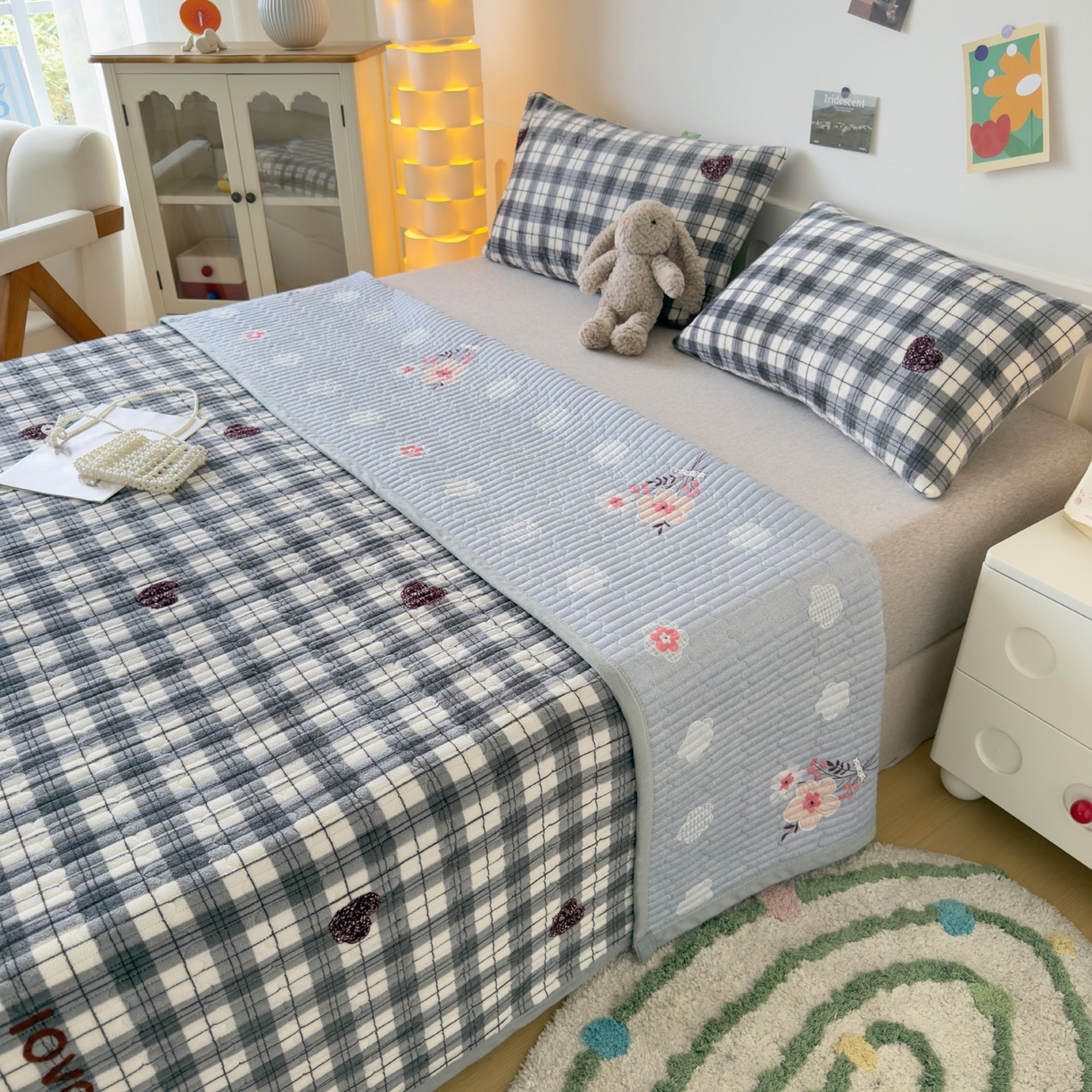 91家纺网 家纺一手货源 找家纺 金泰莱 2025新款高克重牛奶绒夹棉印花床盖 拉菲格