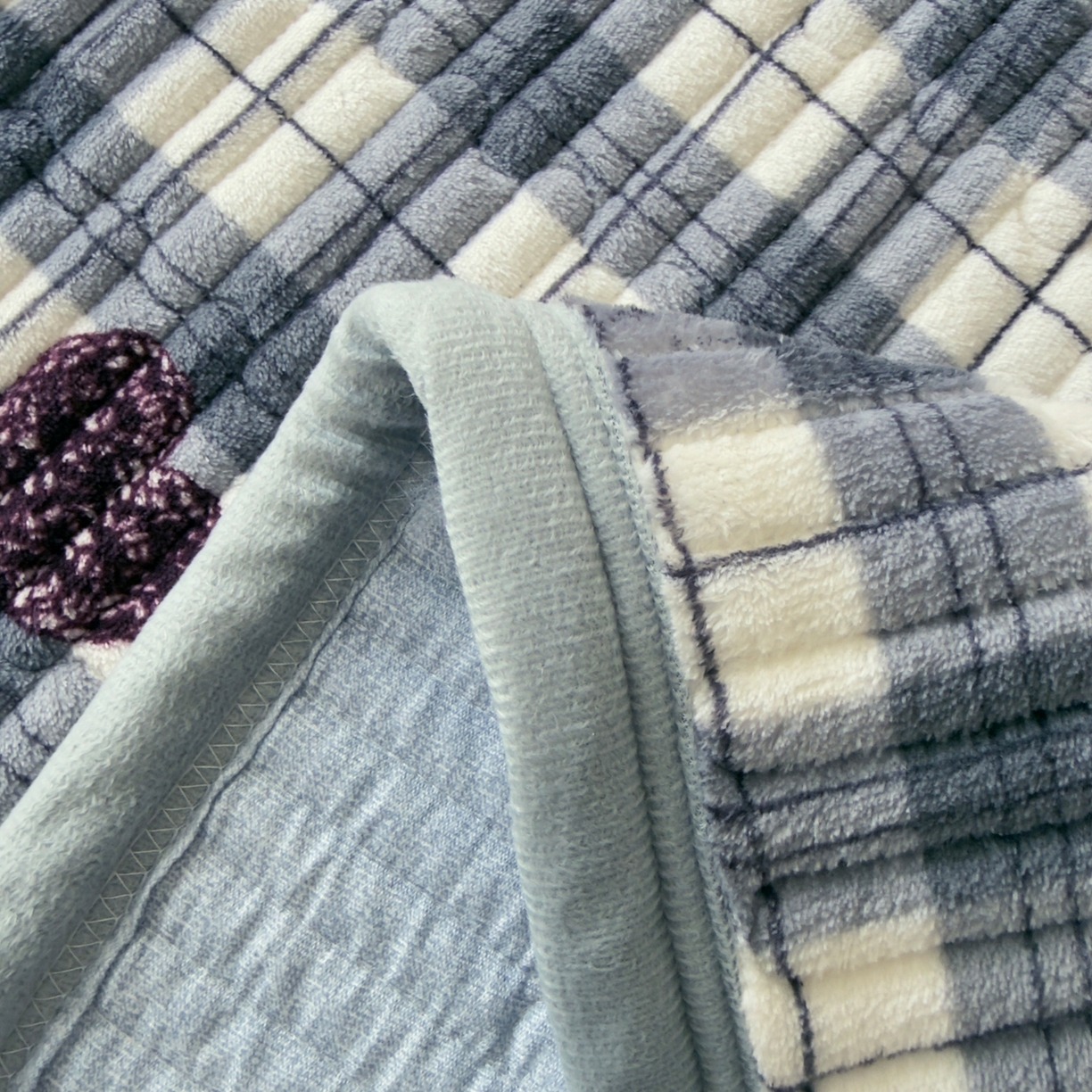 91家纺网 家纺一手货源 找家纺 金泰莱 2025新款高克重牛奶绒夹棉印花床盖 拉菲格