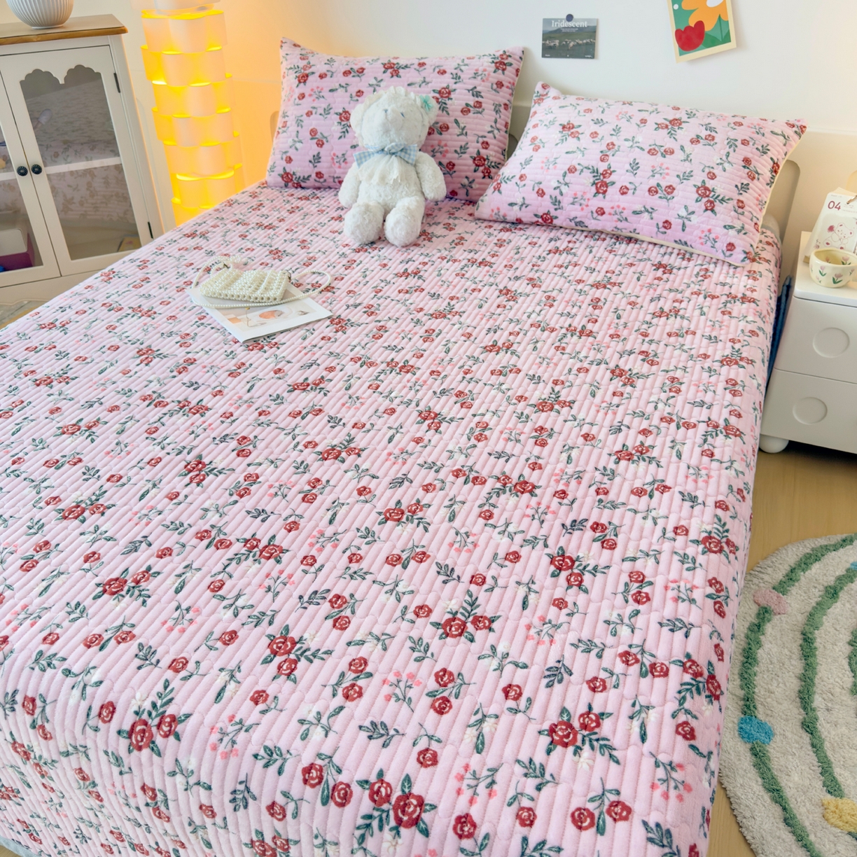 91家纺网 家纺一手货源 找家纺 金泰莱 2025新款高克重牛奶绒夹棉印花床盖 玫瑰人生