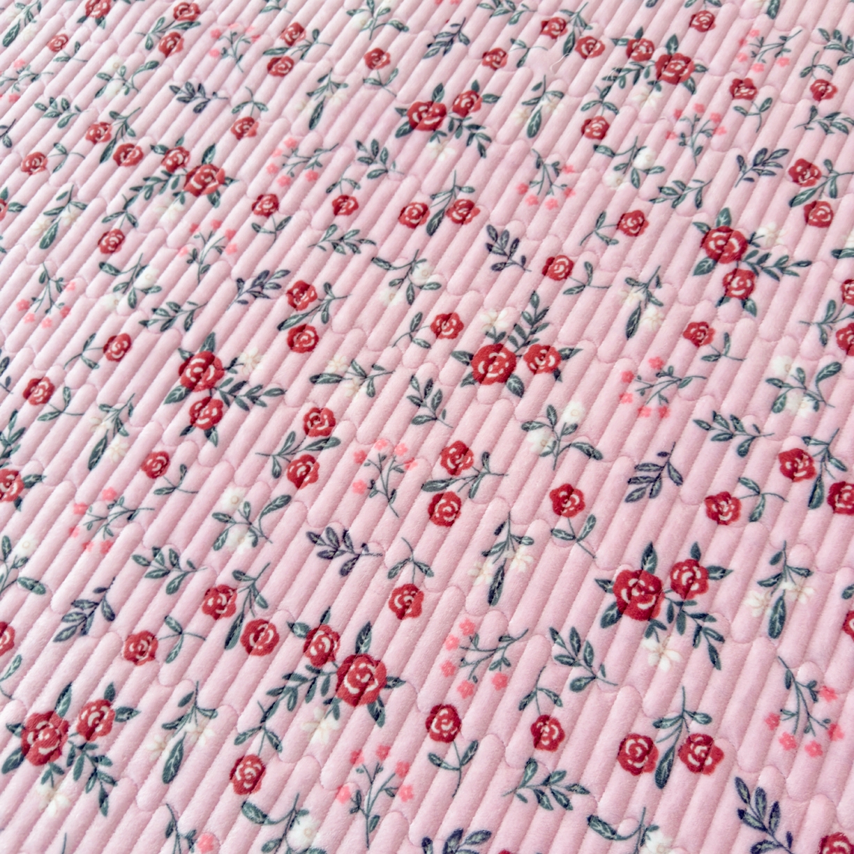 91家纺网 家纺一手货源 找家纺 金泰莱 2025新款高克重牛奶绒夹棉印花床盖 玫瑰人生