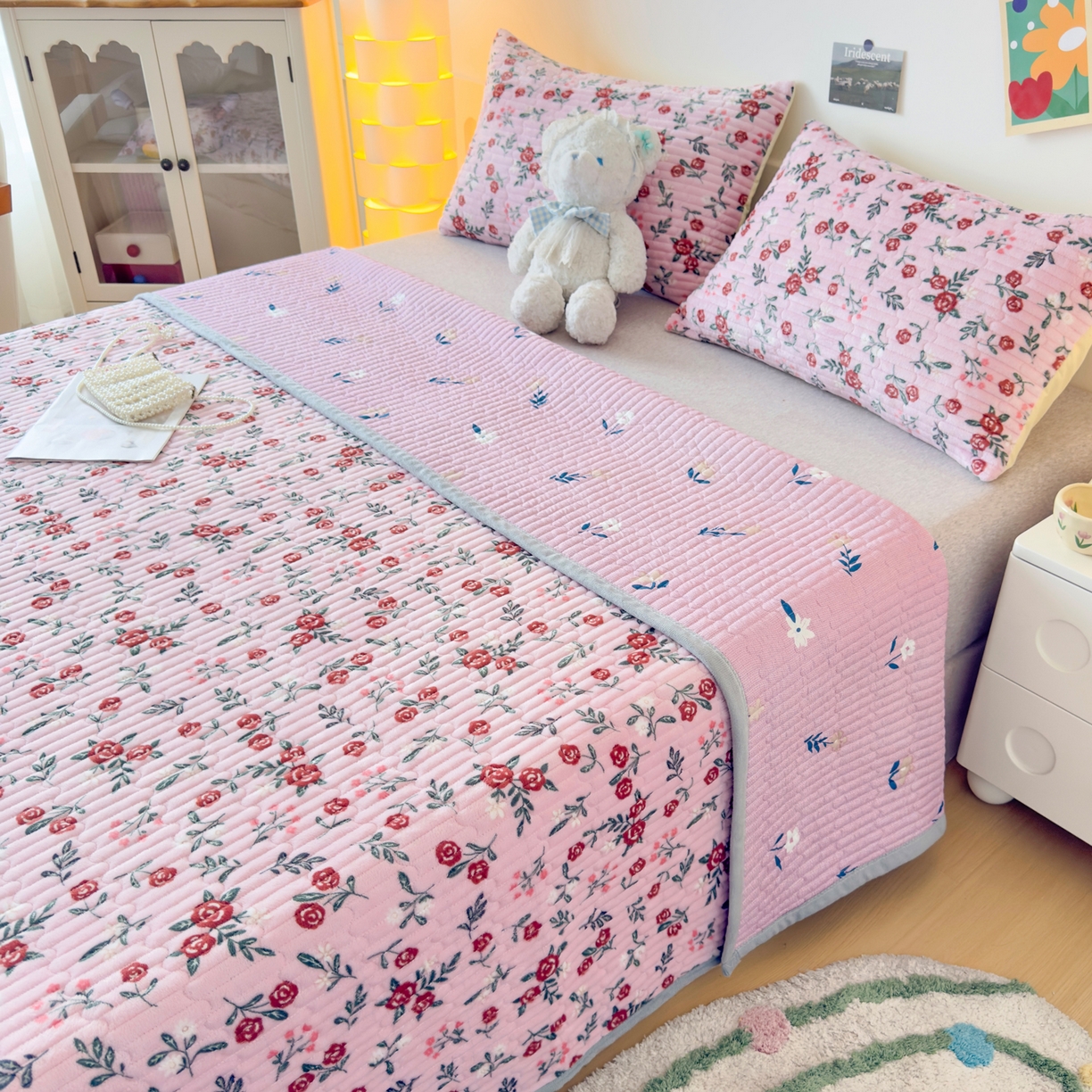 91家纺网 家纺一手货源 找家纺 金泰莱 2025新款高克重牛奶绒夹棉印花床盖 玫瑰人生