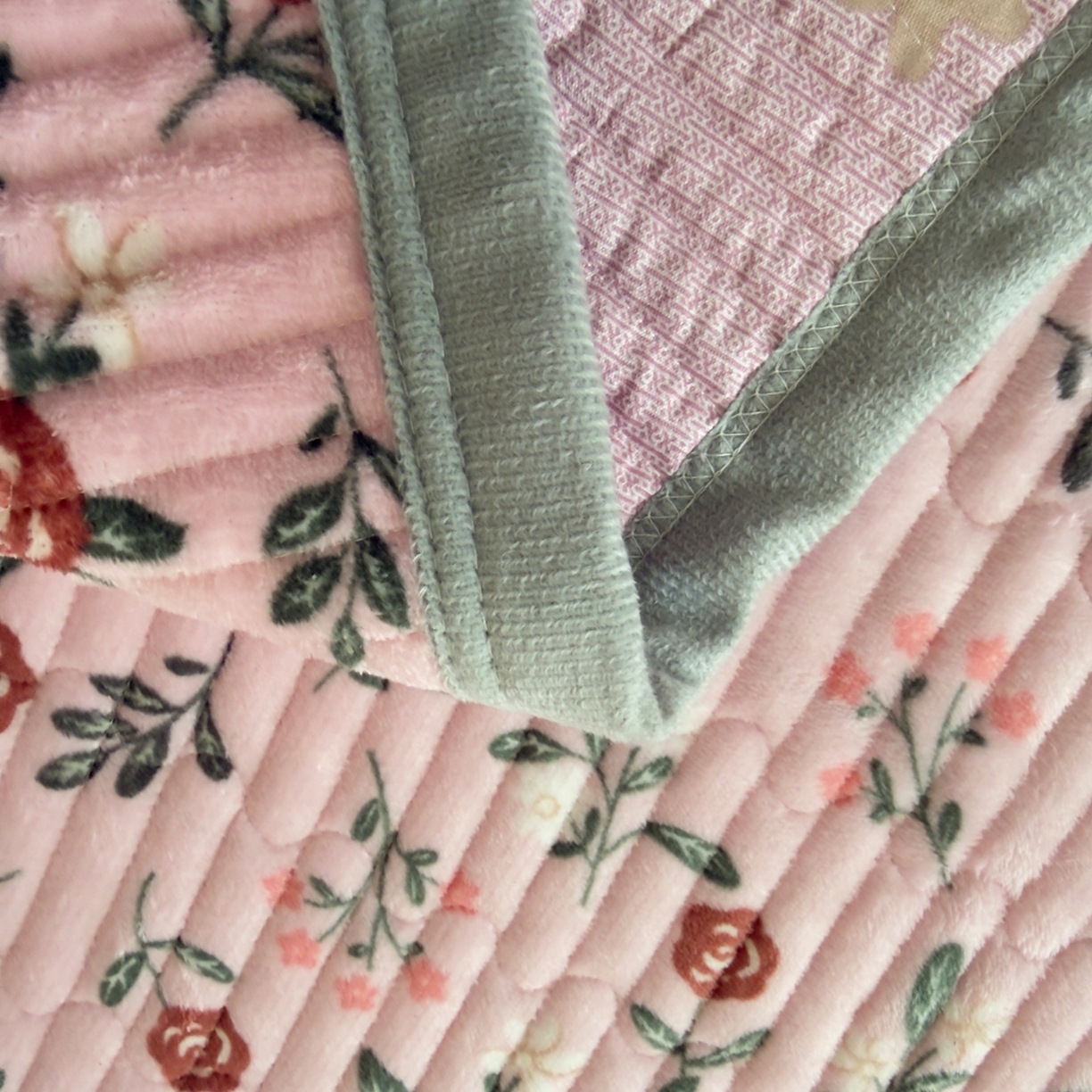 91家纺网 家纺一手货源 找家纺 金泰莱 2025新款高克重牛奶绒夹棉印花床盖 玫瑰人生