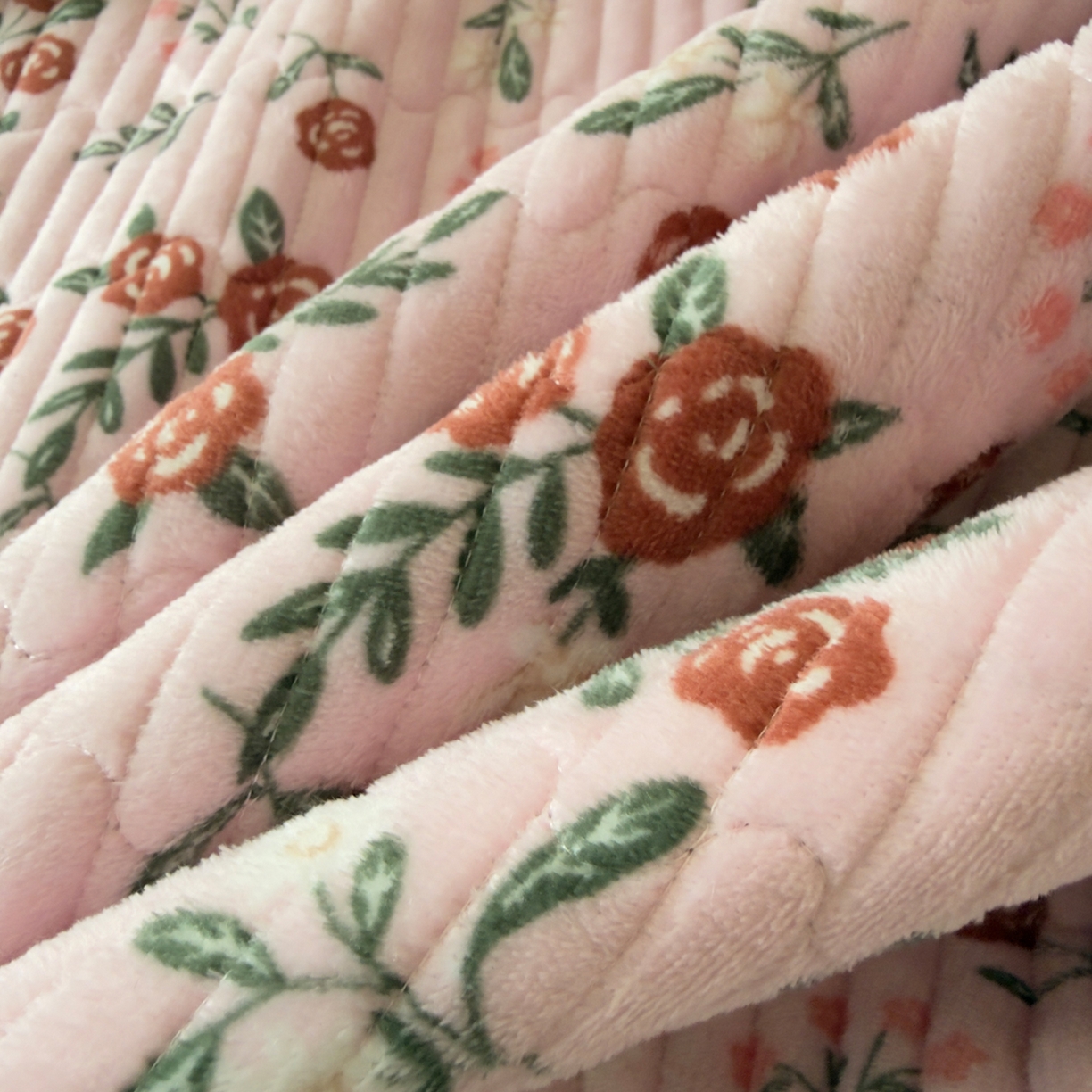 91家纺网 家纺一手货源 找家纺 金泰莱 2025新款高克重牛奶绒夹棉印花床盖 玫瑰人生