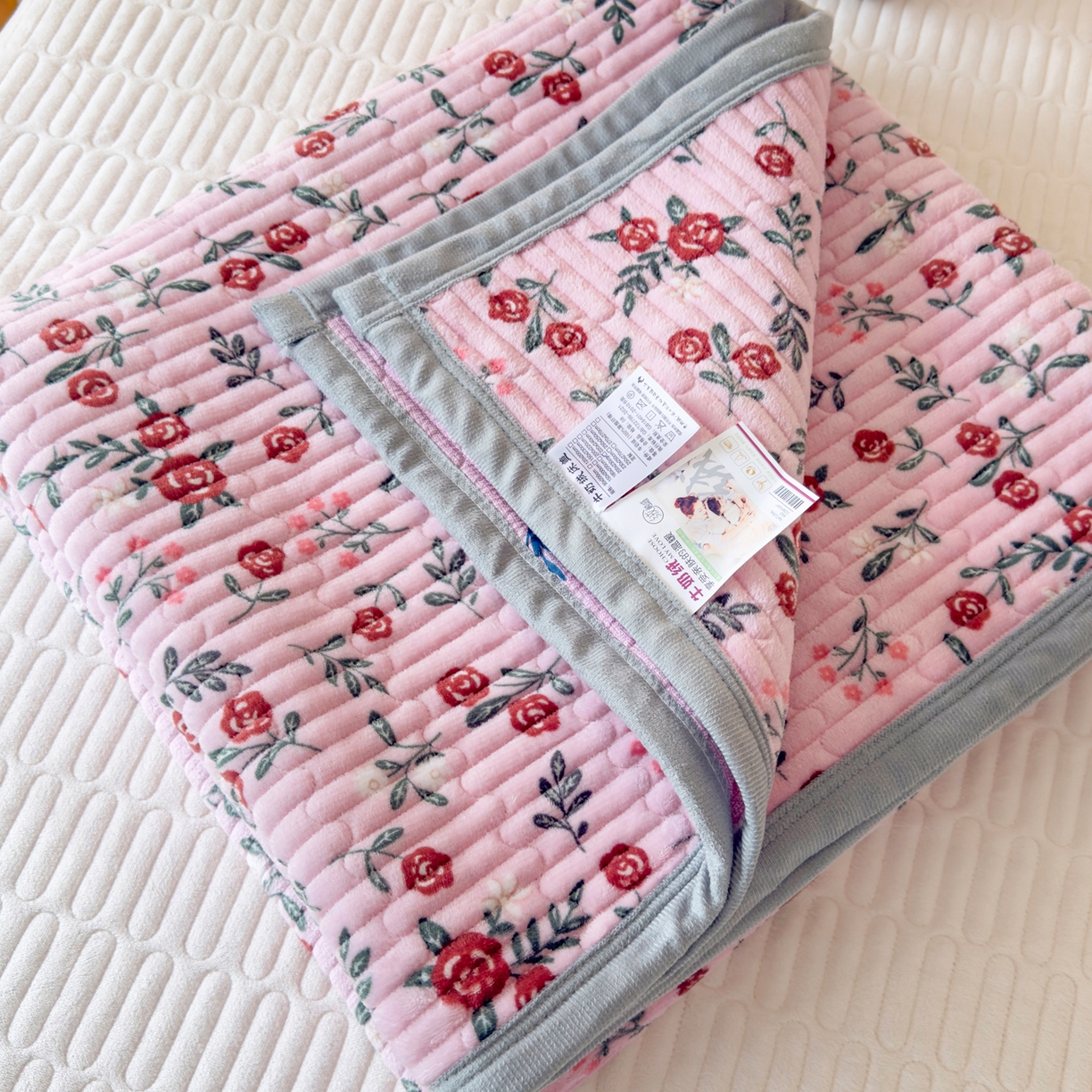 91家纺网 家纺一手货源 找家纺 金泰莱 2025新款高克重牛奶绒夹棉印花床盖 玫瑰人生