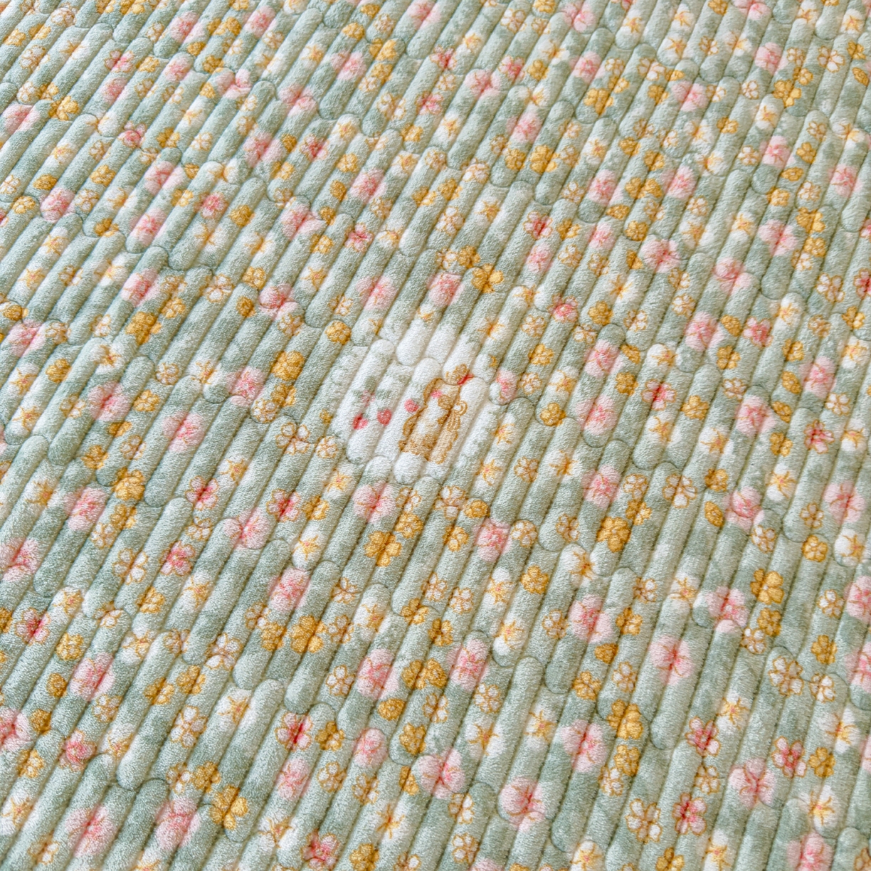 91家纺网 家纺一手货源 找家纺 金泰莱 2025新款高克重牛奶绒夹棉印花床盖 梦中花