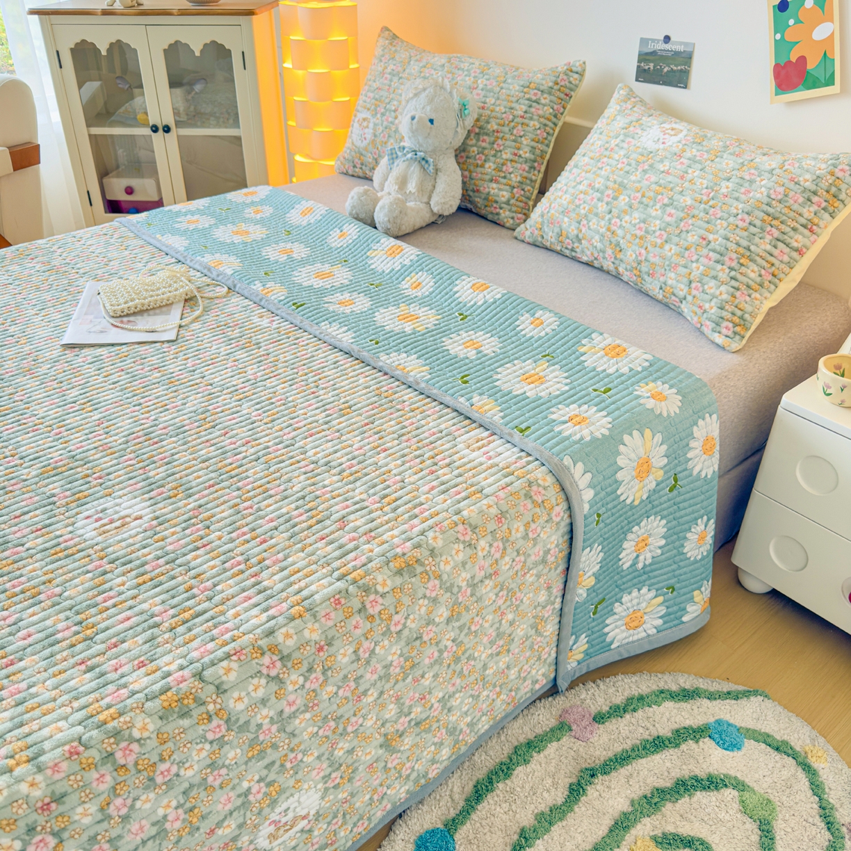 91家纺网 家纺一手货源 找家纺 金泰莱 2025新款高克重牛奶绒夹棉印花床盖 梦中花