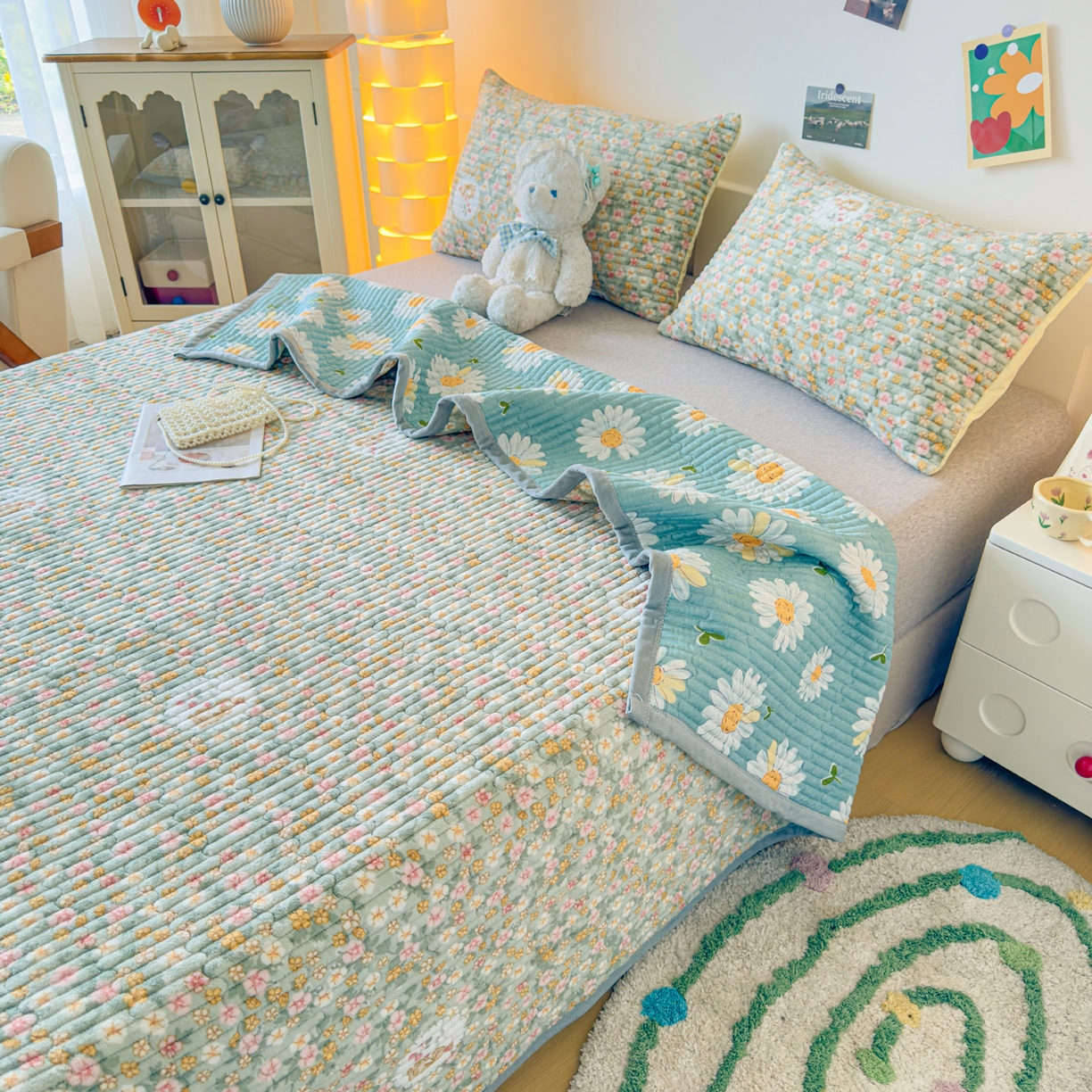 91家纺网 家纺一手货源 找家纺 金泰莱 2025新款高克重牛奶绒夹棉印花床盖 梦中花