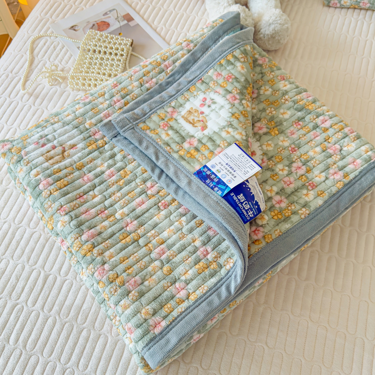 91家纺网 家纺一手货源 找家纺 金泰莱 2025新款高克重牛奶绒夹棉印花床盖 梦中花