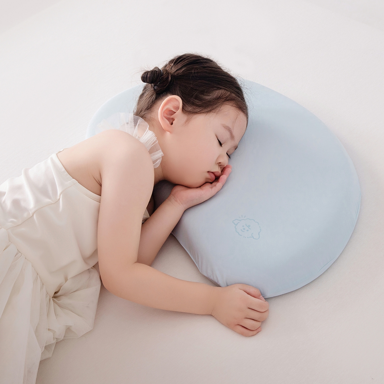 91家纺网 家纺一手货源 找家纺 贵夫人 2025新款4D可水洗儿童硅胶枕  枕头枕芯 蓝色7cm单只礼盒