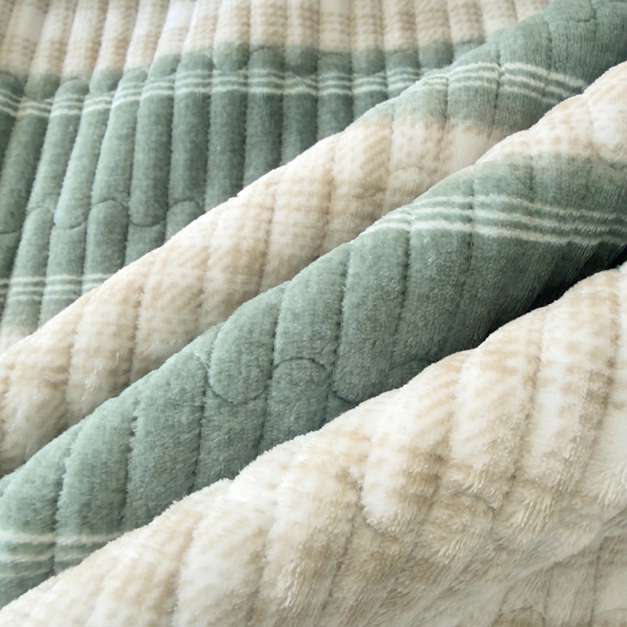 91家纺网 家纺一手货源 找家纺 金泰莱 2025新款高克重牛奶绒夹棉印花床盖 摩伊