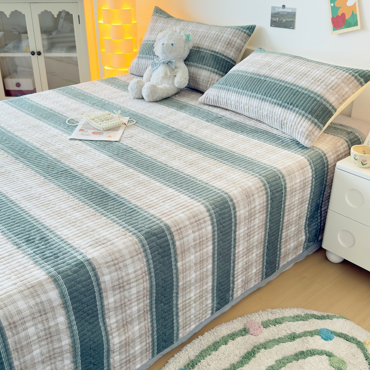 91家纺网 家纺一手货源 找家纺 金泰莱 2025新款高克重牛奶绒夹棉印花床盖 摩伊