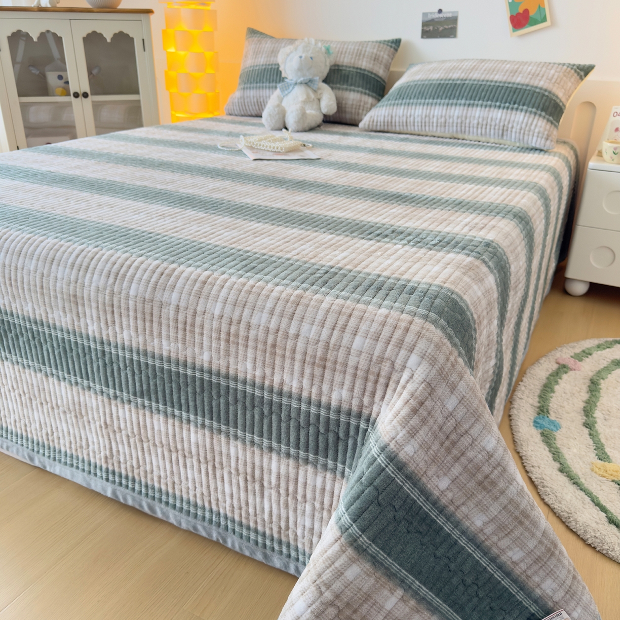 91家纺网 家纺一手货源 找家纺 金泰莱 2025新款高克重牛奶绒夹棉印花床盖 摩伊