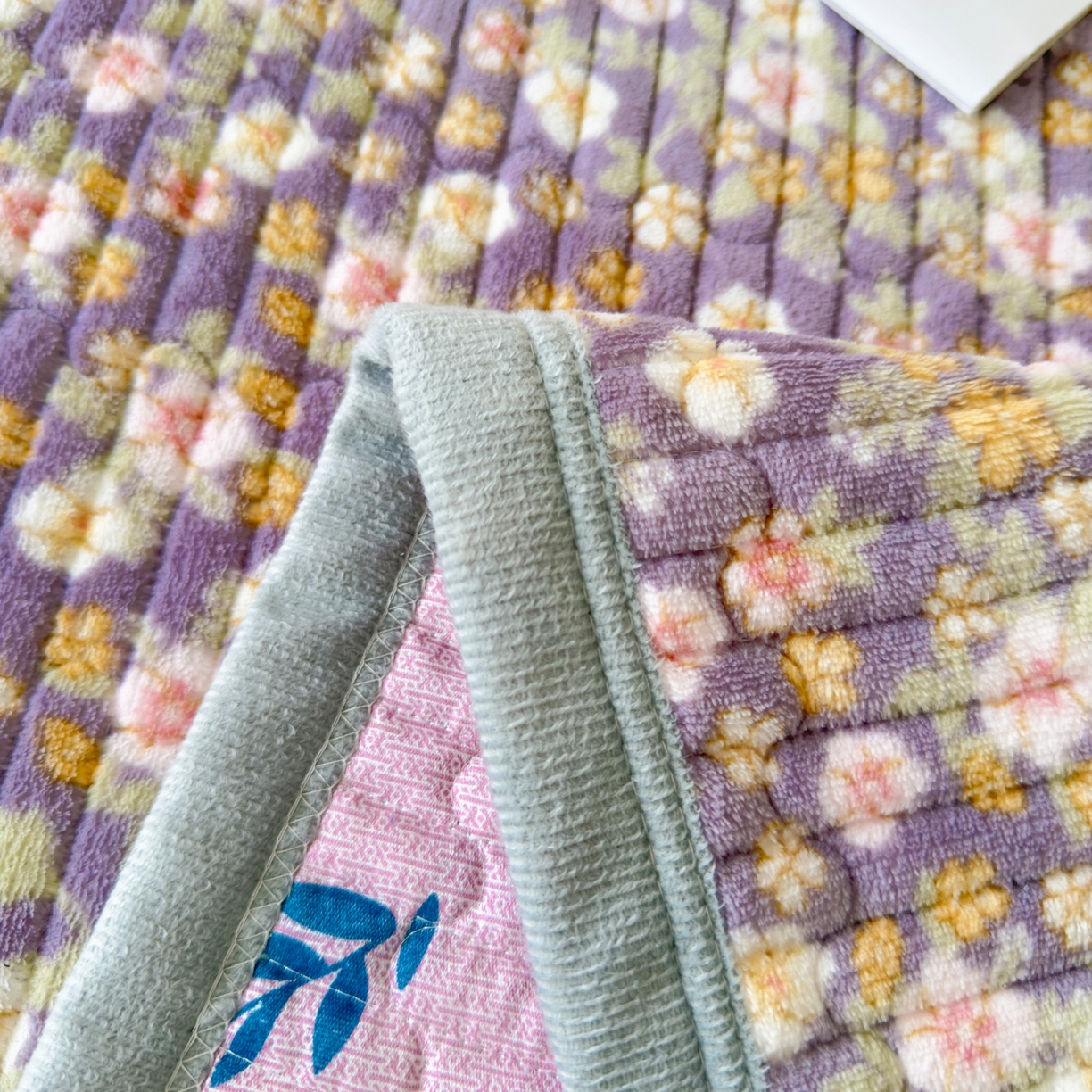 91家纺网 家纺一手货源 找家纺 金泰莱 2025新款高克重牛奶绒夹棉印花床盖 蔷薇紫