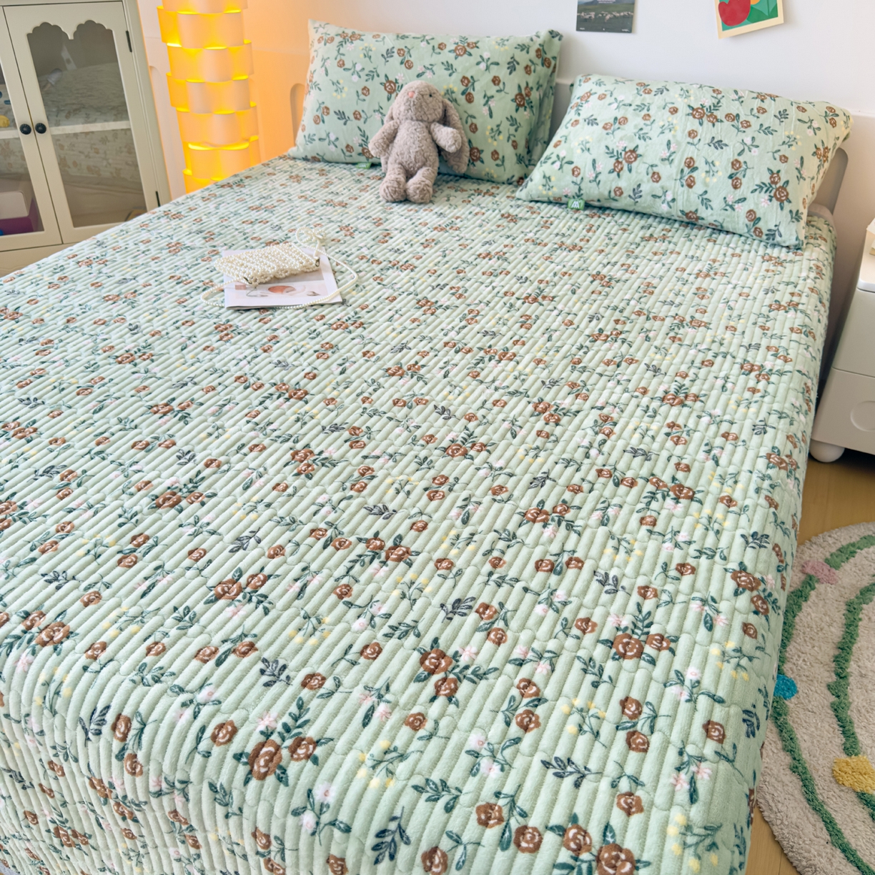 91家纺网 家纺一手货源 找家纺 金泰莱 2025新款高克重牛奶绒夹棉印花床盖 清新淡雅