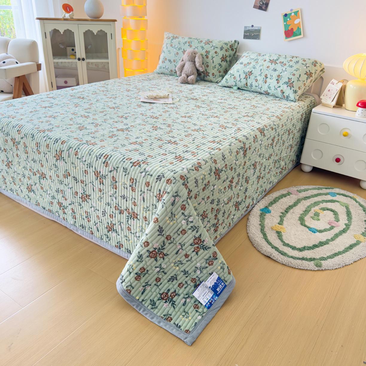 91家纺网 家纺一手货源 找家纺 金泰莱 2025新款高克重牛奶绒夹棉印花床盖 清新淡雅