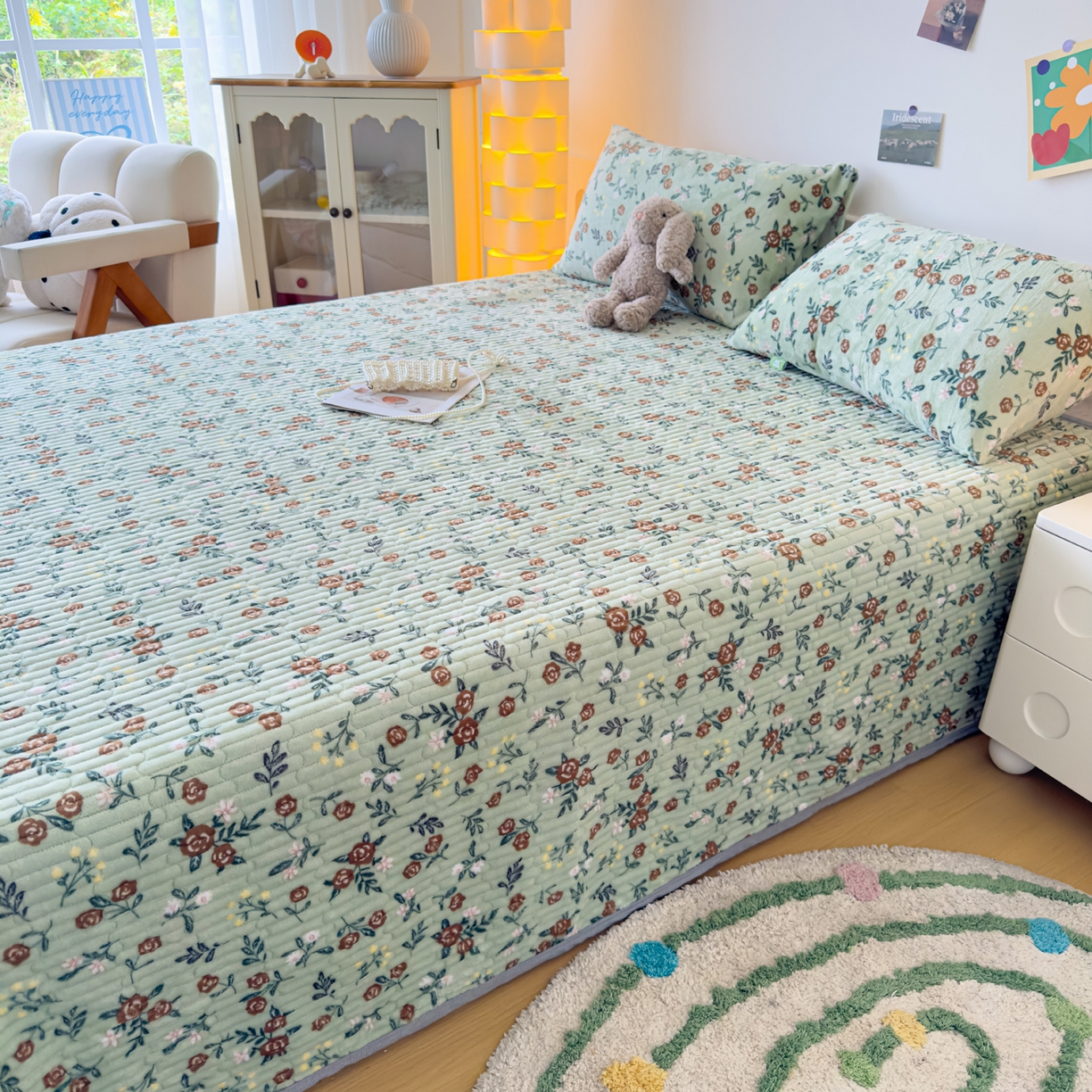 91家纺网 家纺一手货源 找家纺 金泰莱 2025新款高克重牛奶绒夹棉印花床盖 清新淡雅