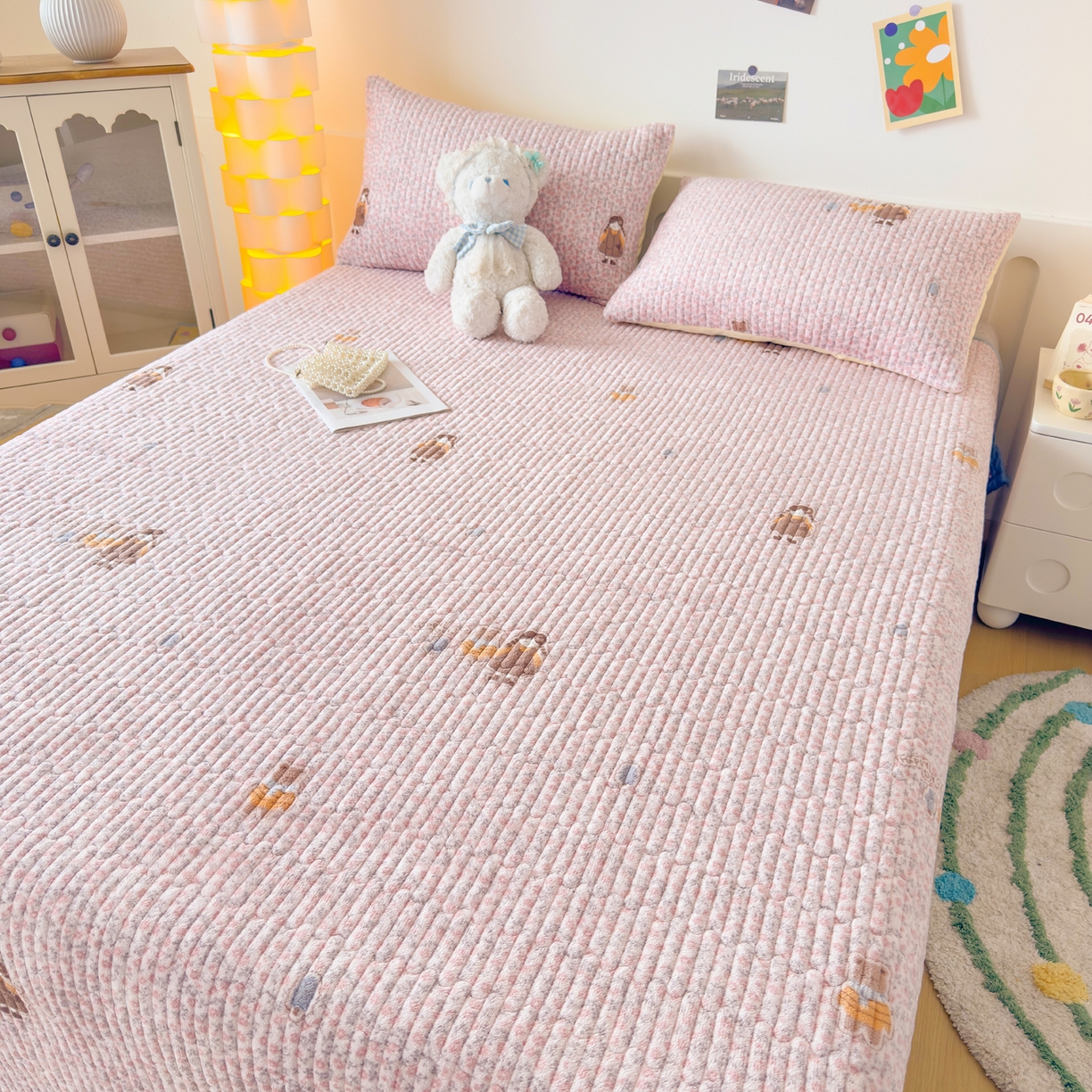 91家纺网 家纺一手货源 找家纺 金泰莱 2025新款高克重牛奶绒夹棉印花床盖 少女心