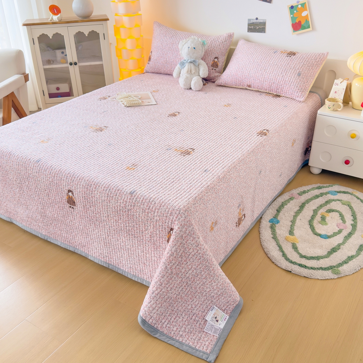 91家纺网 家纺一手货源 找家纺 金泰莱 2025新款高克重牛奶绒夹棉印花床盖 少女心