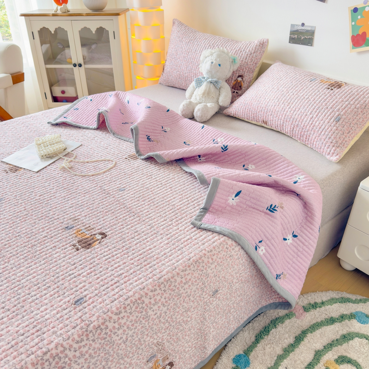 91家纺网 家纺一手货源 找家纺 金泰莱 2025新款高克重牛奶绒夹棉印花床盖 少女心