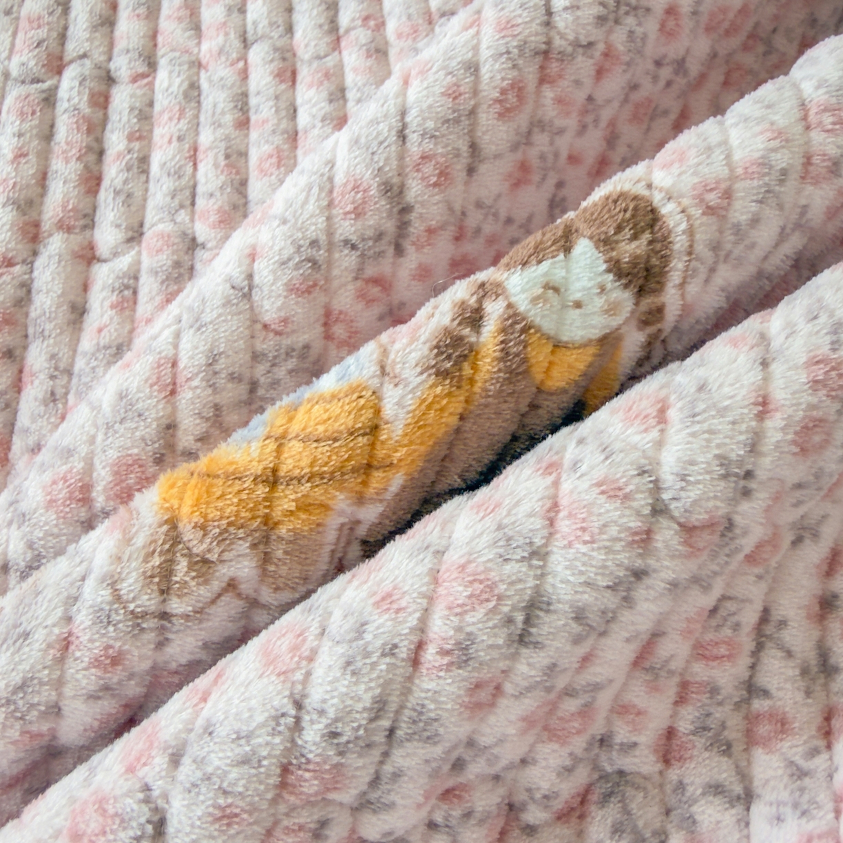 91家纺网 家纺一手货源 找家纺 金泰莱 2025新款高克重牛奶绒夹棉印花床盖 少女心