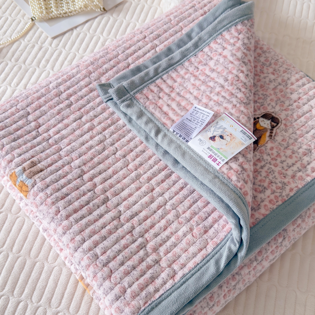 91家纺网 家纺一手货源 找家纺 金泰莱 2025新款高克重牛奶绒夹棉印花床盖 少女心