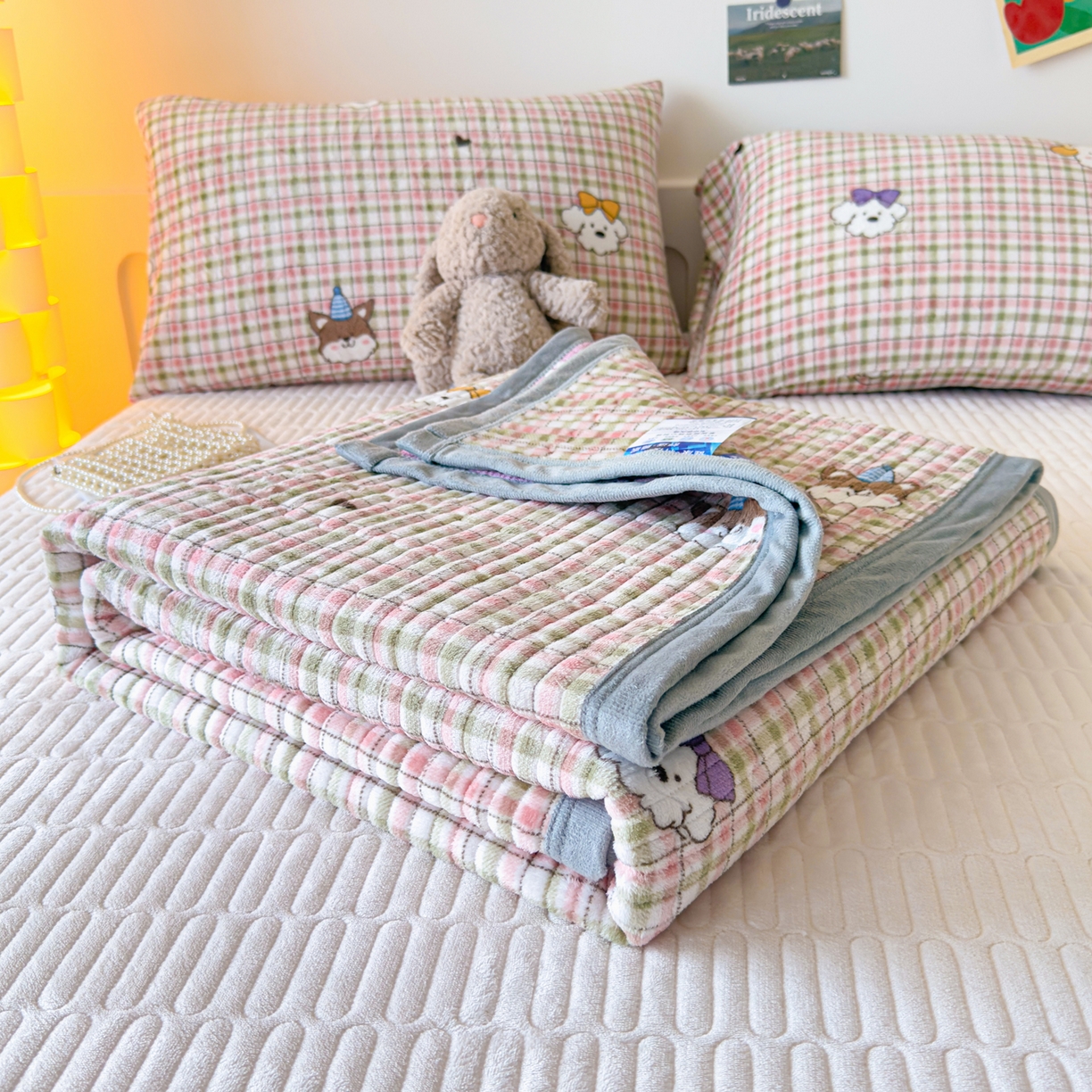 91家纺网 家纺一手货源 找家纺 金泰莱 2025新款高克重牛奶绒夹棉印花床盖 生日party