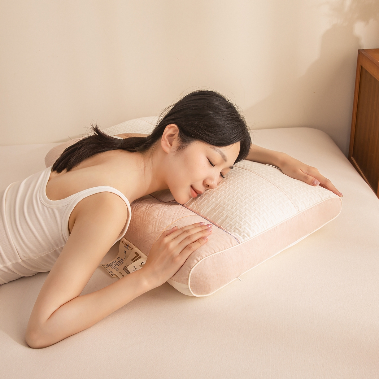 91家纺网 家纺一手货源 找家纺 贵夫人 2025新款磁疗护颈牵引枕-抑菌升级  枕头枕芯 杏低1只