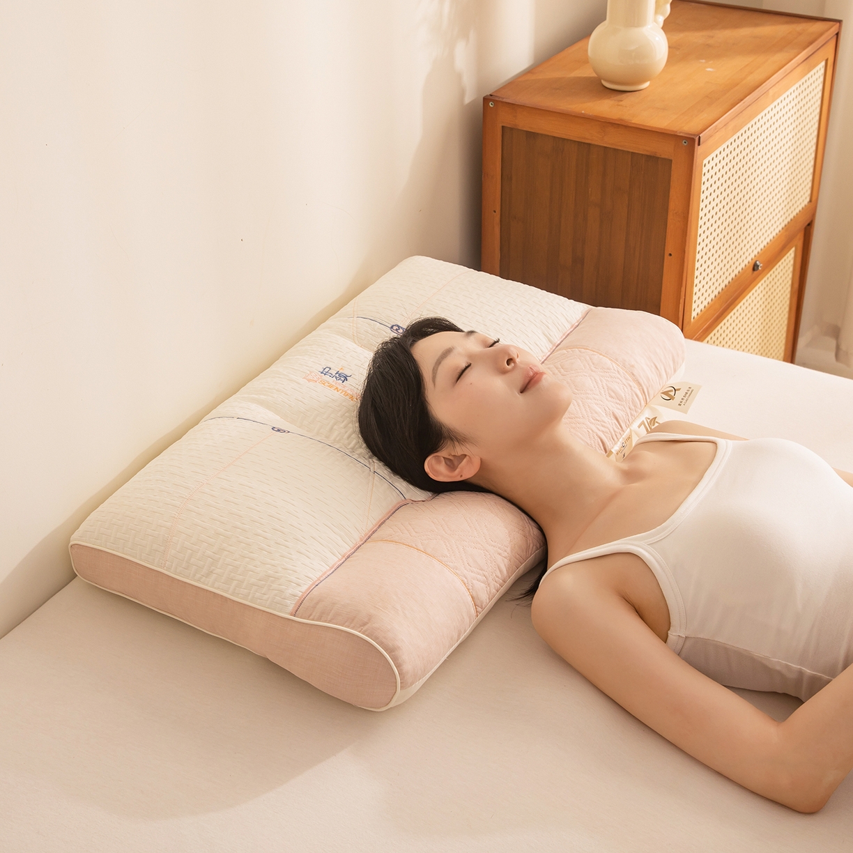 91家纺网 家纺一手货源 找家纺 贵夫人 2025新款磁疗护颈牵引枕-抑菌升级  枕头枕芯 杏中1对