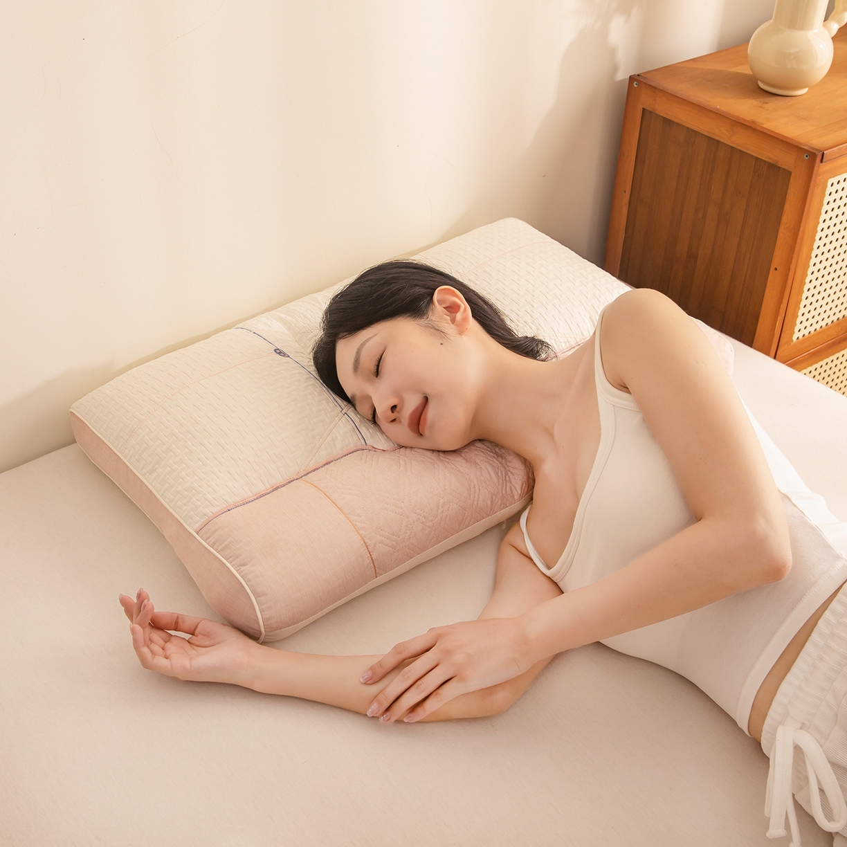 91家纺网 家纺一手货源 找家纺 贵夫人 2025新款磁疗护颈牵引枕-抑菌升级  枕头枕芯 杏中1对