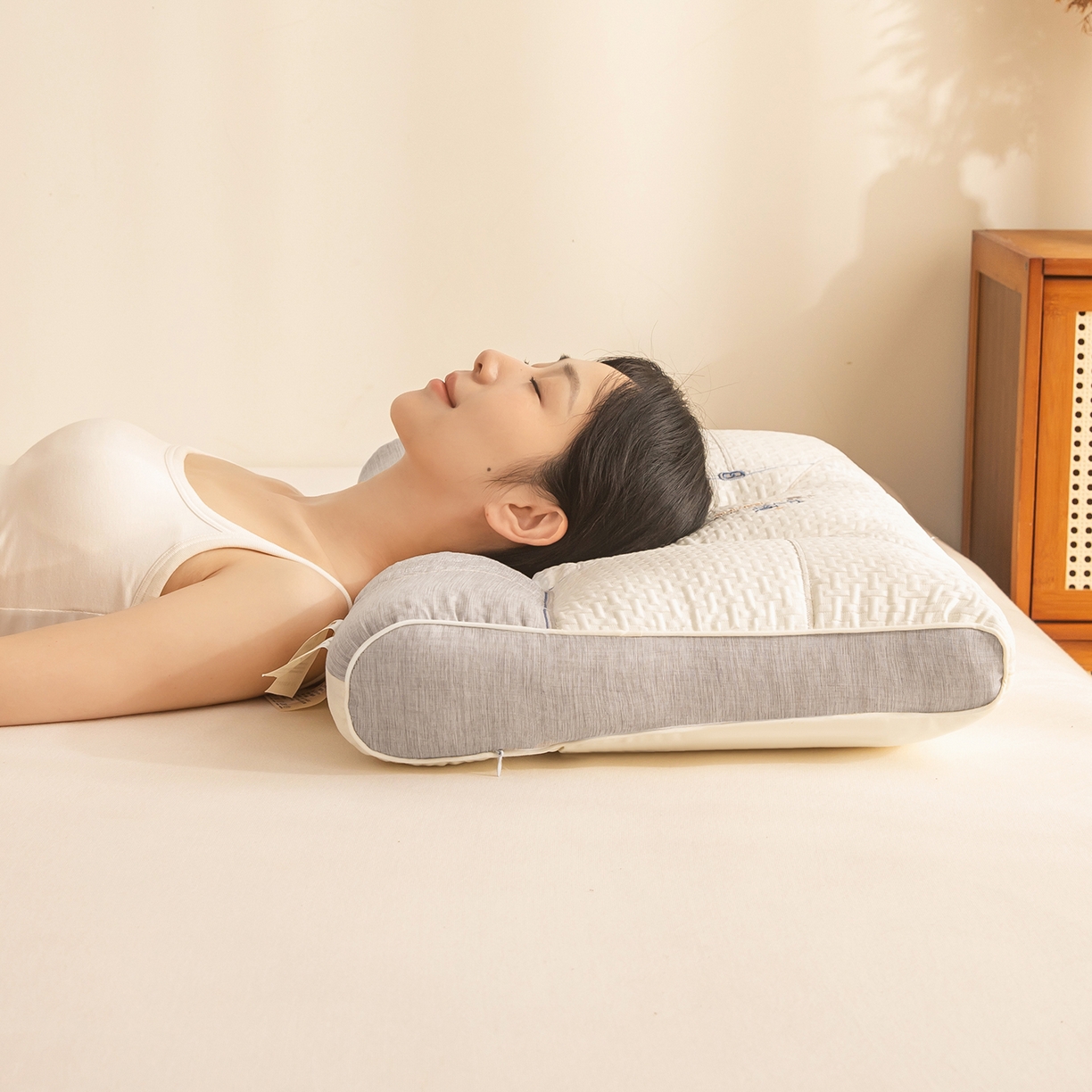 91家纺网 家纺一手货源 找家纺 贵夫人 2025新款磁疗护颈牵引枕-抑菌升级  枕头枕芯 灰低1只