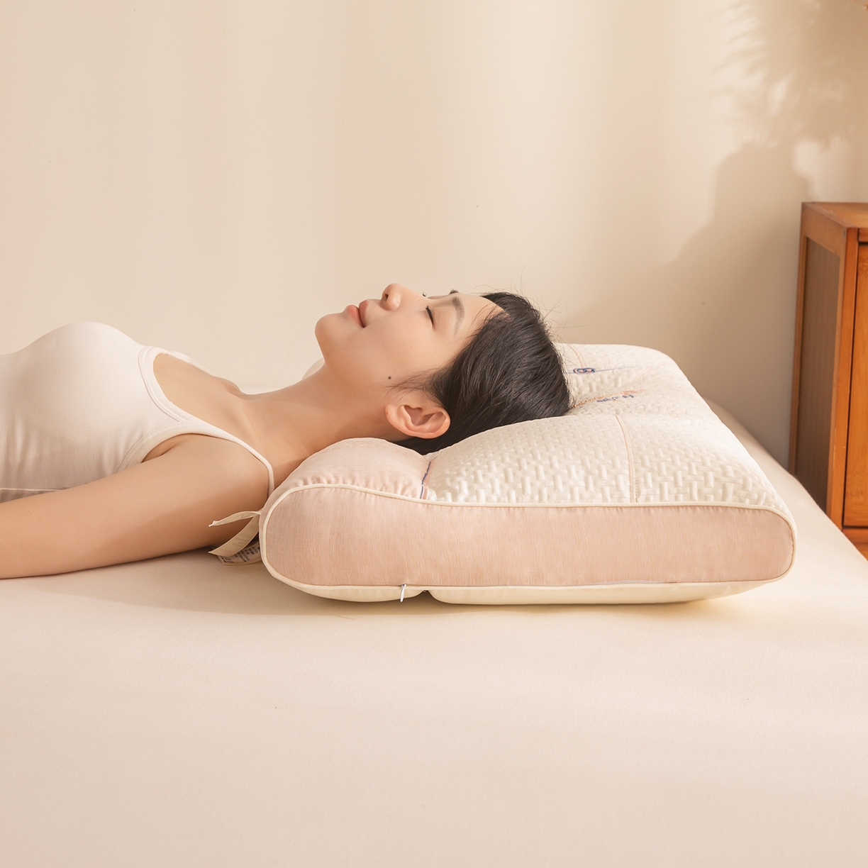 91家纺网 家纺一手货源 找家纺 贵夫人 2025新款磁疗护颈牵引枕-抑菌升级  枕头枕芯 杏低1对