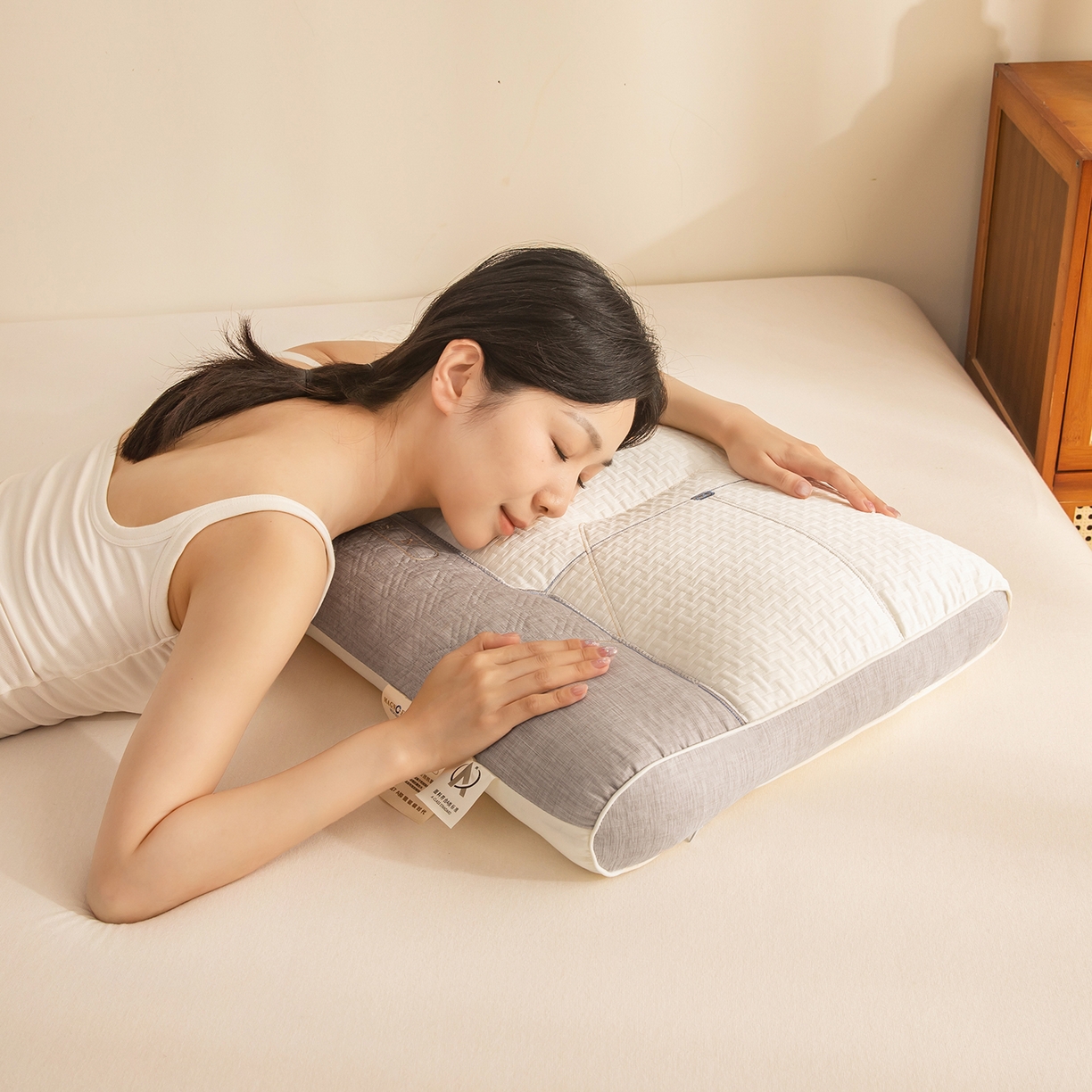 91家纺网 家纺一手货源 找家纺 贵夫人 2025新款磁疗护颈牵引枕-抑菌升级  枕头枕芯 灰中1对