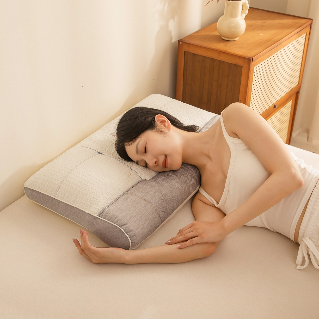 91家纺网 家纺一手货源 找家纺 贵夫人 2025新款磁疗护颈牵引枕-抑菌升级  枕头枕芯 灰中1只