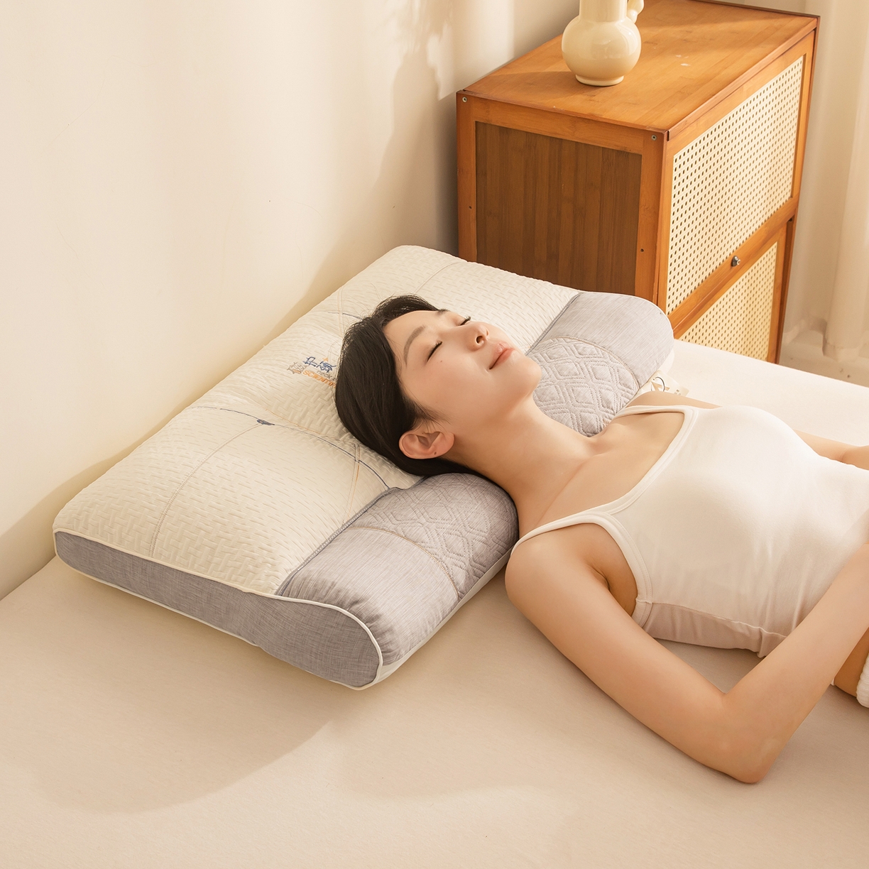 91家纺网 家纺一手货源 找家纺 贵夫人 2025新款磁疗护颈牵引枕-抑菌升级  枕头枕芯 灰高1对