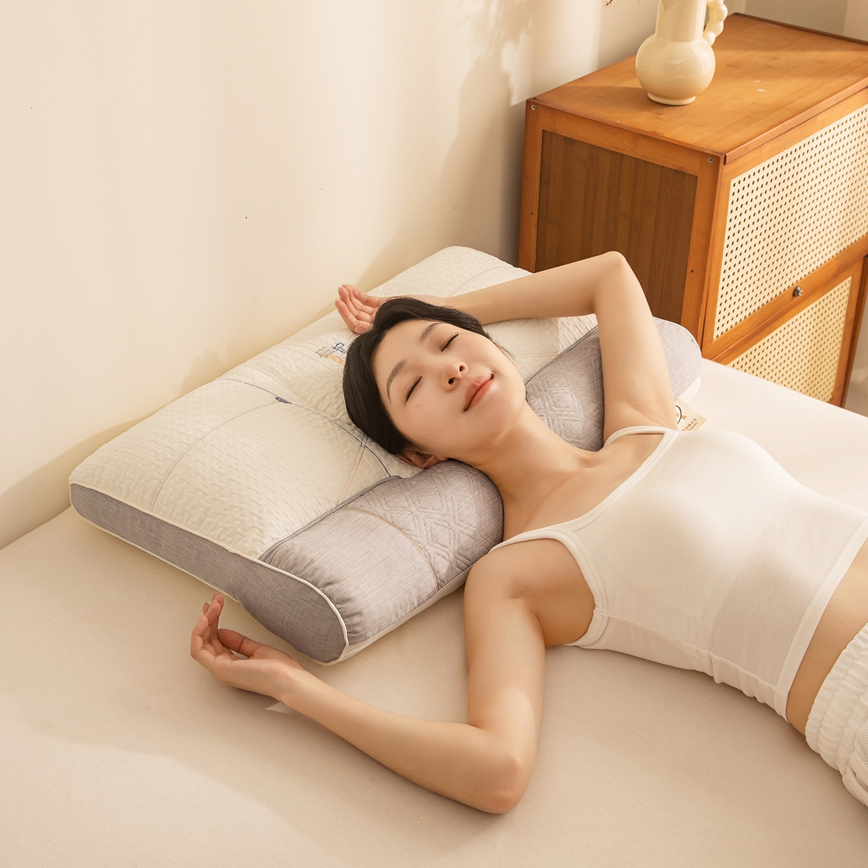 91家纺网 家纺一手货源 找家纺 贵夫人 2025新款磁疗护颈牵引枕-抑菌升级  枕头枕芯 灰高1对