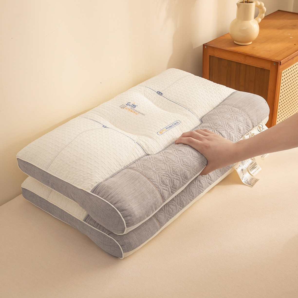 91家纺网 家纺一手货源 找家纺 贵夫人 2025新款磁疗护颈牵引枕-抑菌升级  枕头枕芯 灰低1对