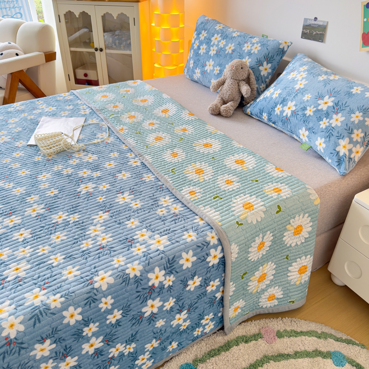 91家纺网 家纺一手货源 找家纺 金泰莱 2025新款高克重牛奶绒夹棉印花床盖 太阳花