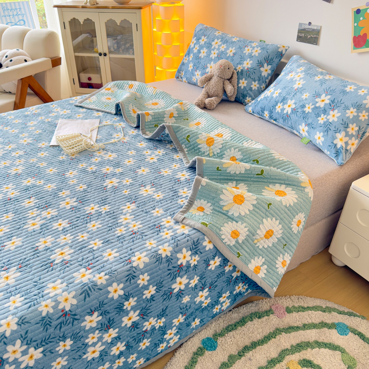 91家纺网 家纺一手货源 找家纺 金泰莱 2025新款高克重牛奶绒夹棉印花床盖 太阳花