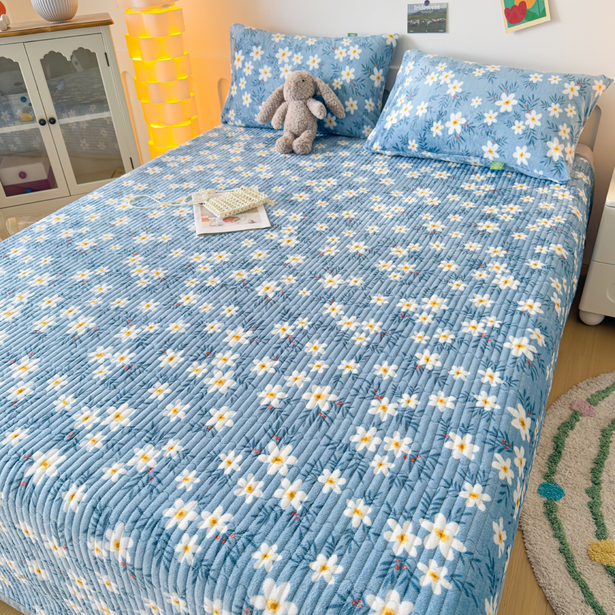 91家纺网 家纺一手货源 找家纺 金泰莱 2025新款高克重牛奶绒夹棉印花床盖 太阳花