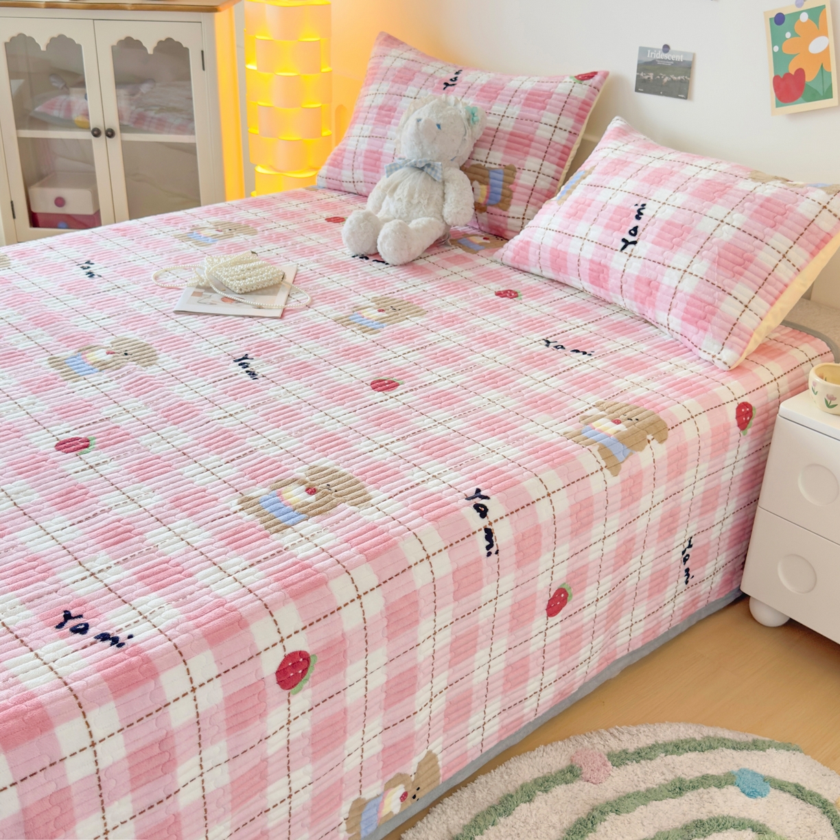 91家纺网 家纺一手货源 找家纺 金泰莱 2025新款高克重牛奶绒夹棉印花床盖 甜心熊粉