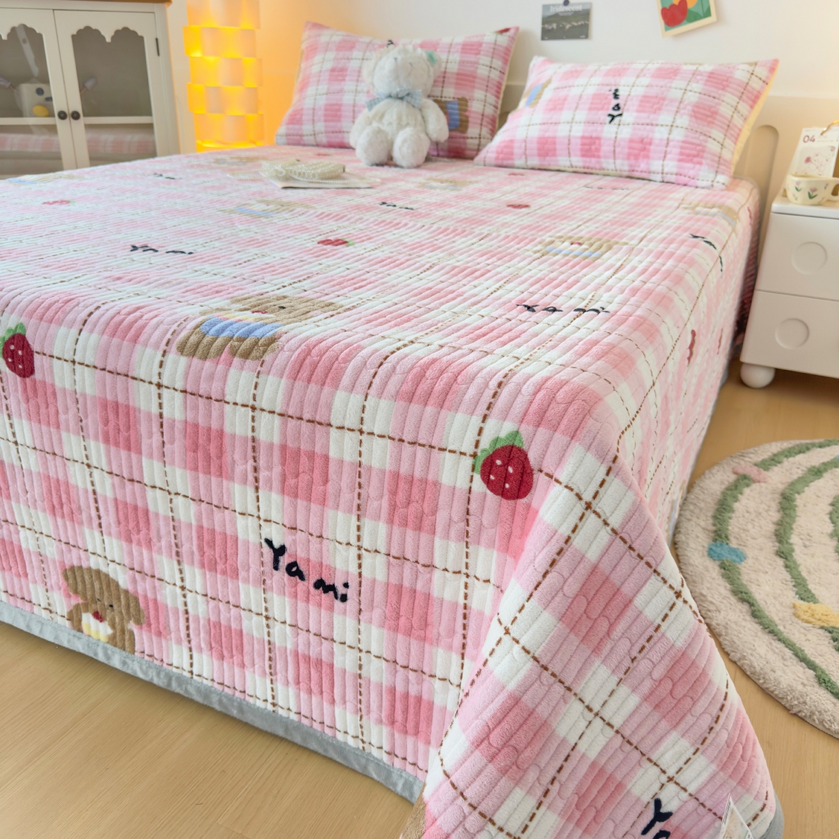 91家纺网 家纺一手货源 找家纺 金泰莱 2025新款高克重牛奶绒夹棉印花床盖 甜心熊粉