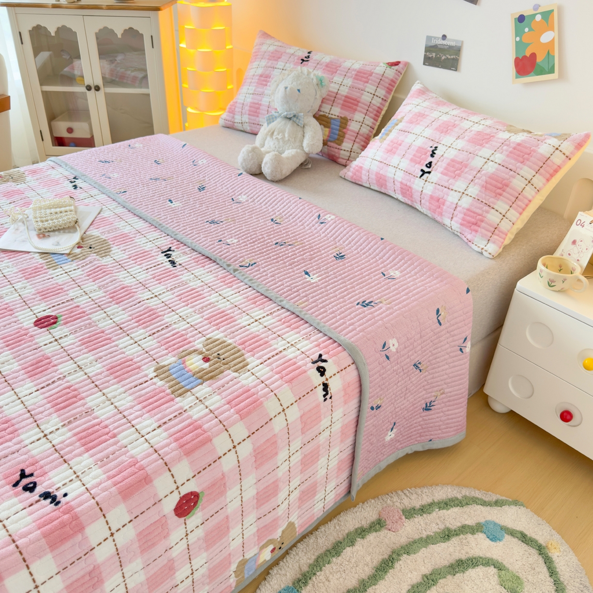 91家纺网 家纺一手货源 找家纺 金泰莱 2025新款高克重牛奶绒夹棉印花床盖 甜心熊粉