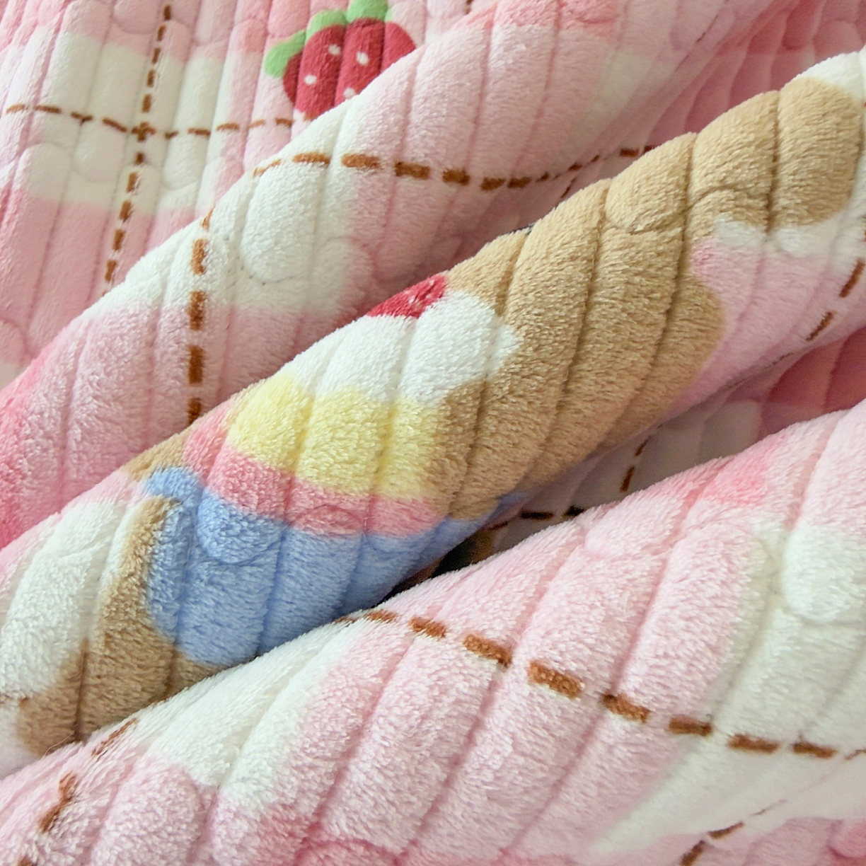 91家纺网 家纺一手货源 找家纺 金泰莱 2025新款高克重牛奶绒夹棉印花床盖 甜心熊粉