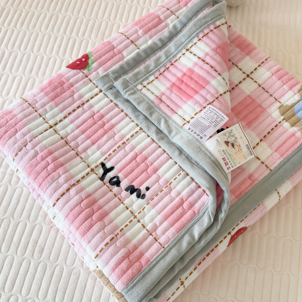 91家纺网 家纺一手货源 找家纺 金泰莱 2025新款高克重牛奶绒夹棉印花床盖 甜心熊粉