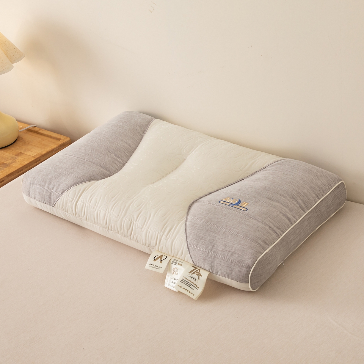 91家纺网 家纺一手货源 找家纺 贵夫人 2025新款分区蚕丝护颈枕-抑菌升级  枕头枕芯 灰中1只