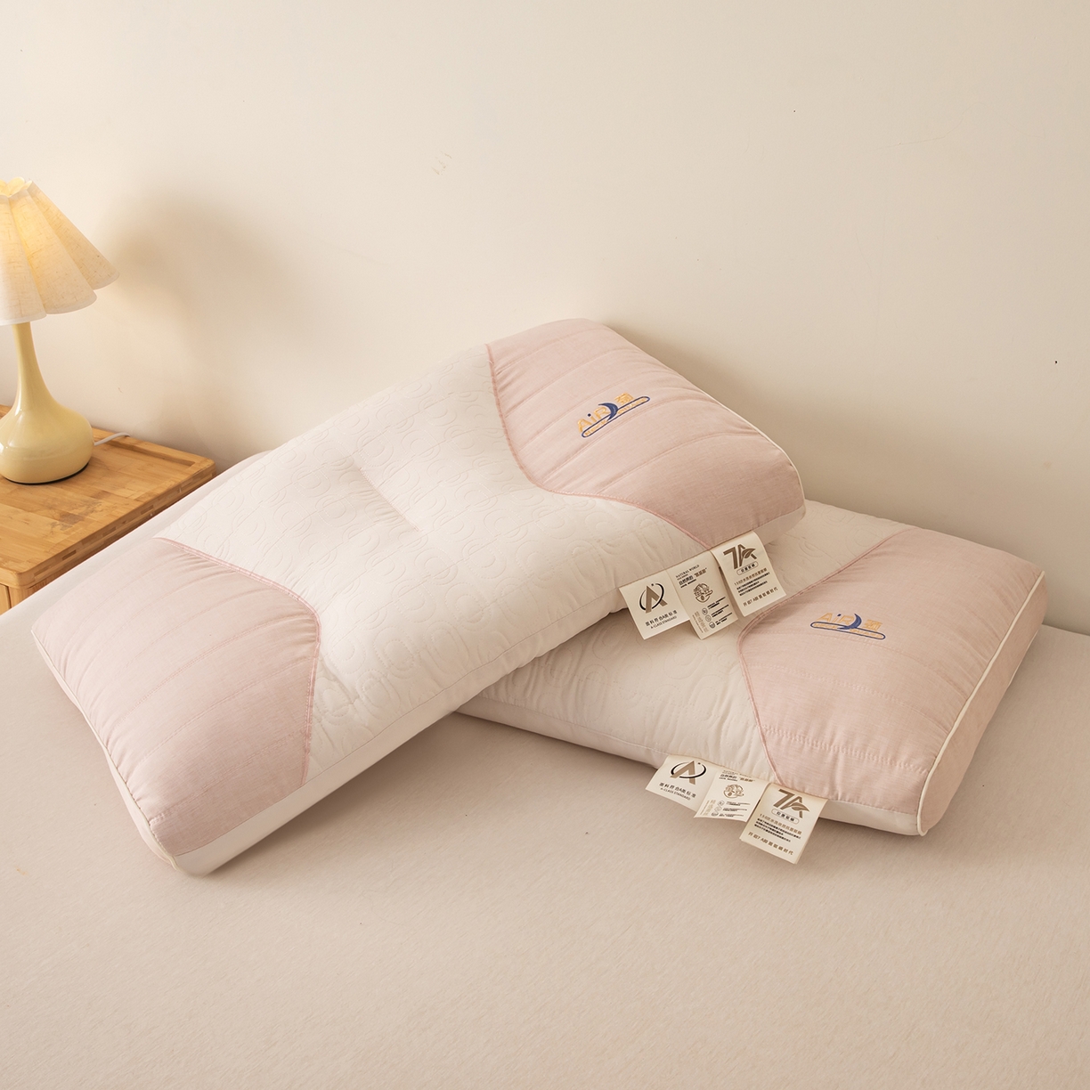 91家纺网 家纺一手货源 找家纺 贵夫人 2025新款分区蚕丝护颈枕-抑菌升级  枕头枕芯 杏低1对