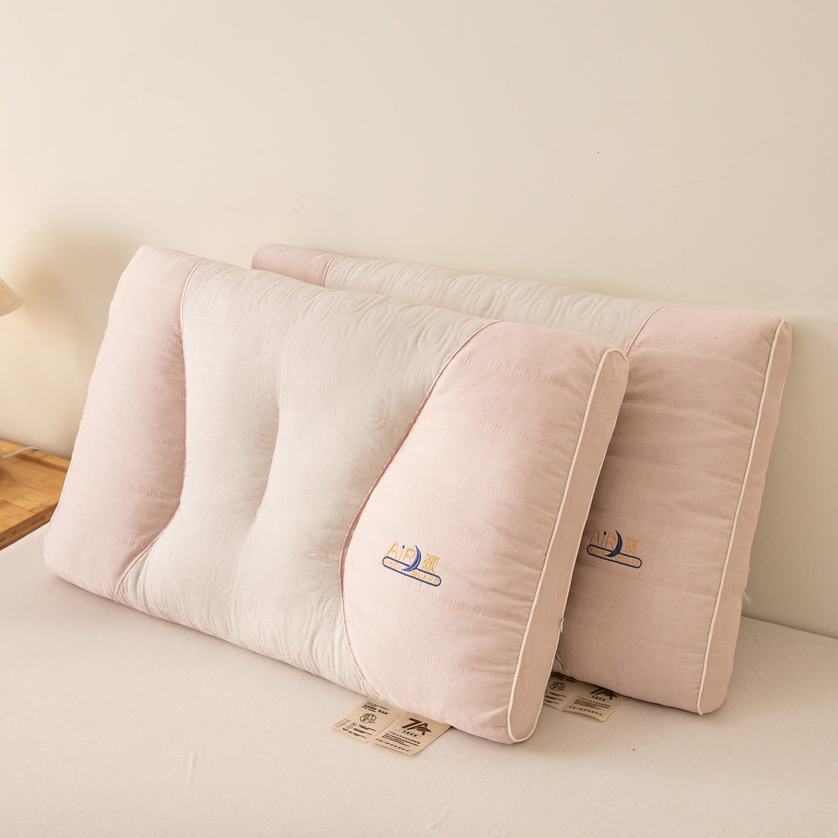 91家纺网 家纺一手货源 找家纺 贵夫人 2025新款分区蚕丝护颈枕-抑菌升级  枕头枕芯 杏低1对