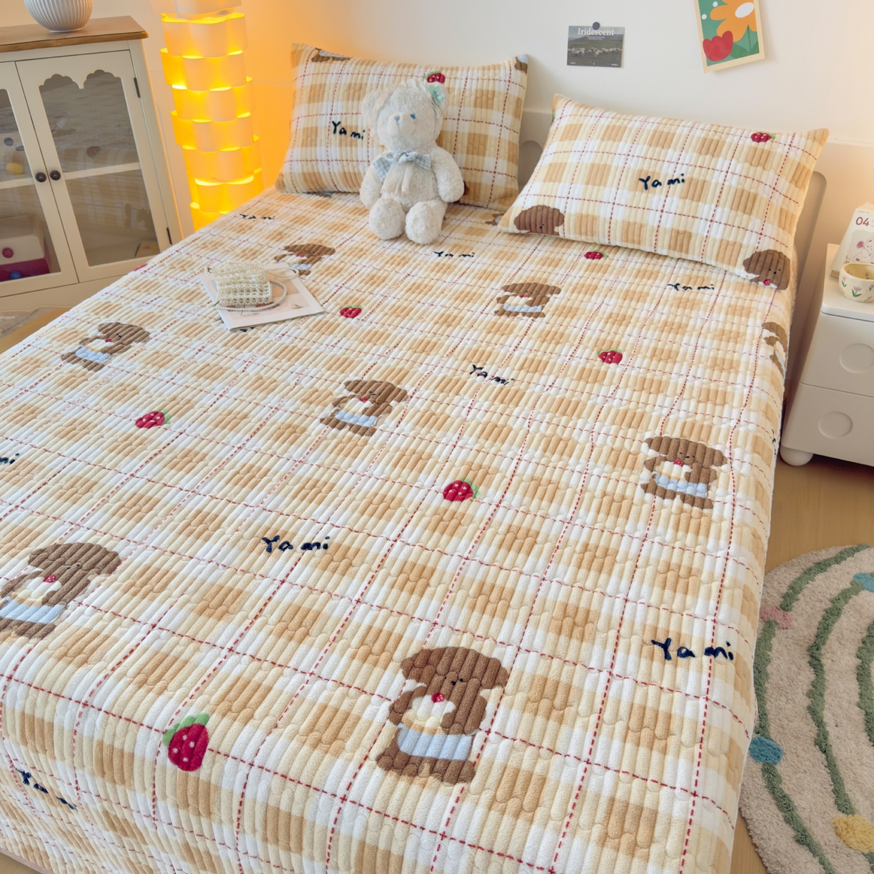 91家纺网 家纺一手货源 找家纺 金泰莱 2025新款高克重牛奶绒夹棉印花床盖 甜心熊咖